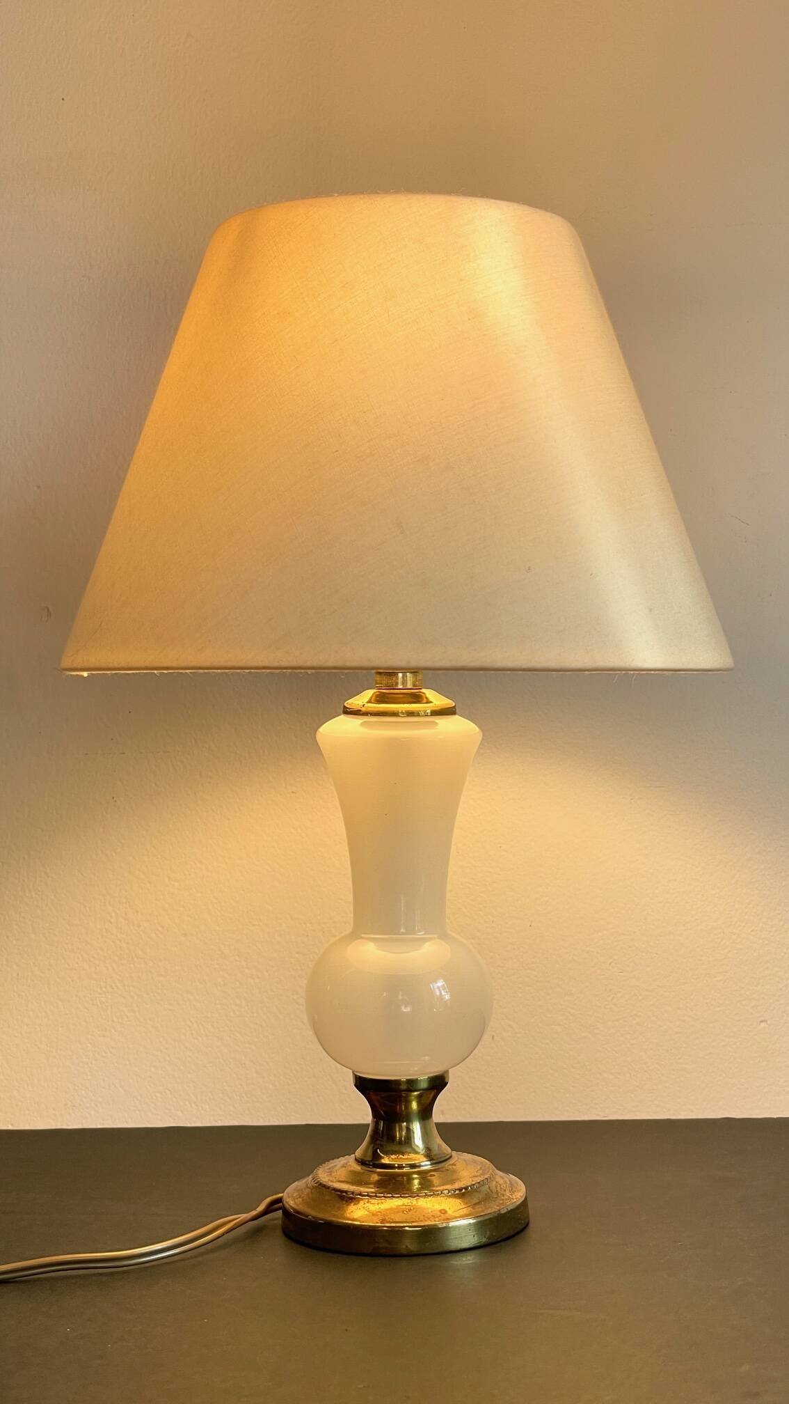 Chic lamp in opaline glass and vintage brass