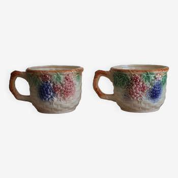 Lot de 2 grandes tasses en barbotine décor raisins en relief