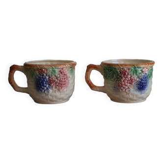 Lot de 2 grandes tasses en barbotine décor raisins en relief