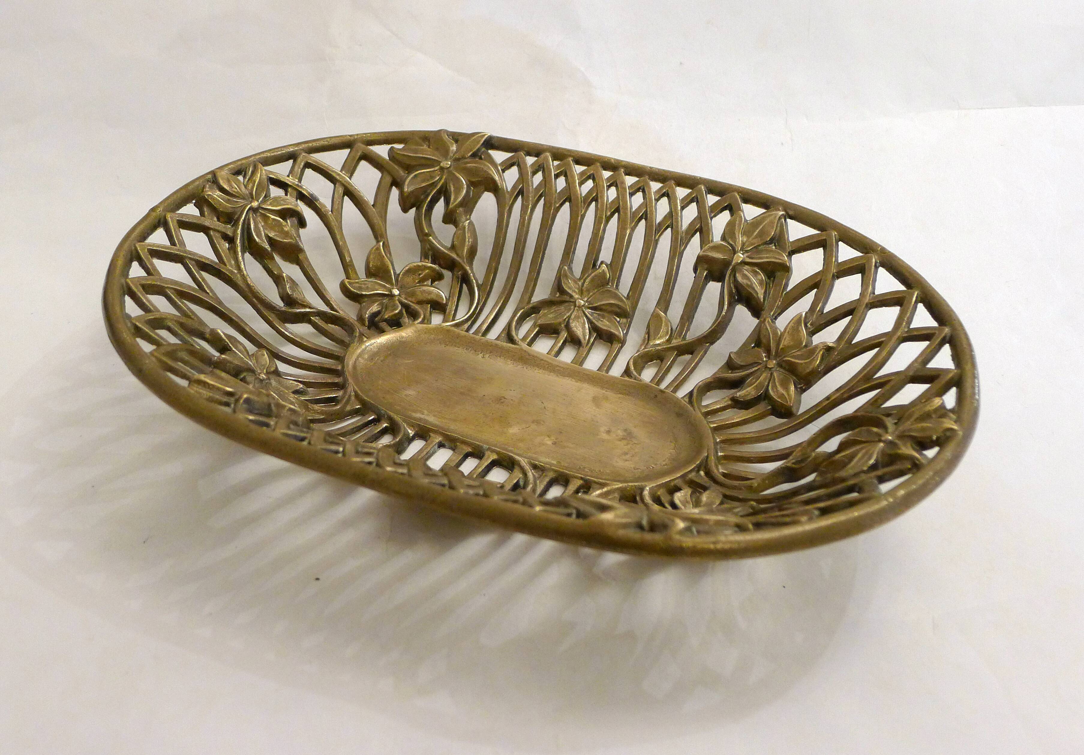 Openwork Art Nouveau basket in gilded brass