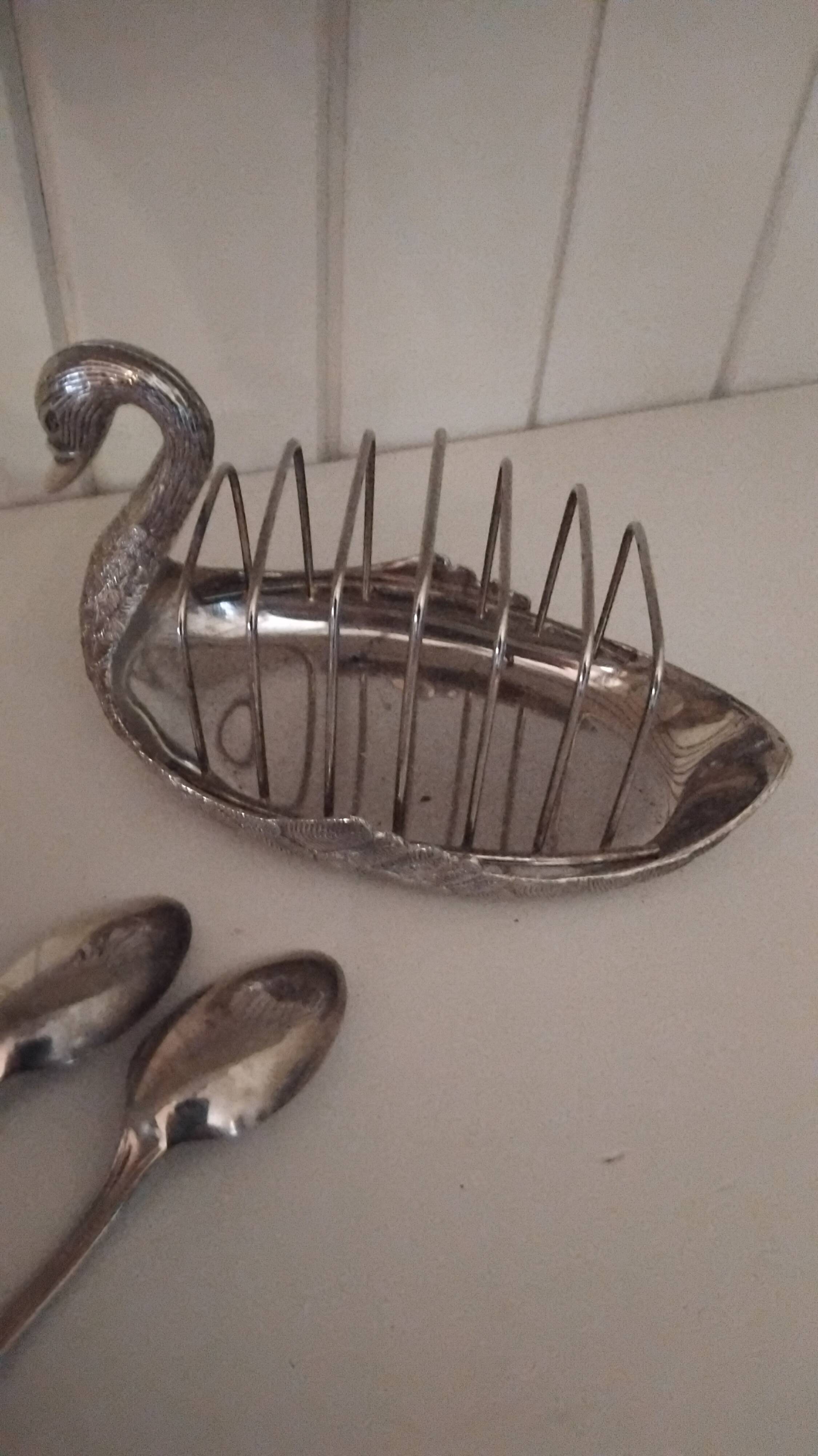 Service a toast with 6 silver-plated spoons.