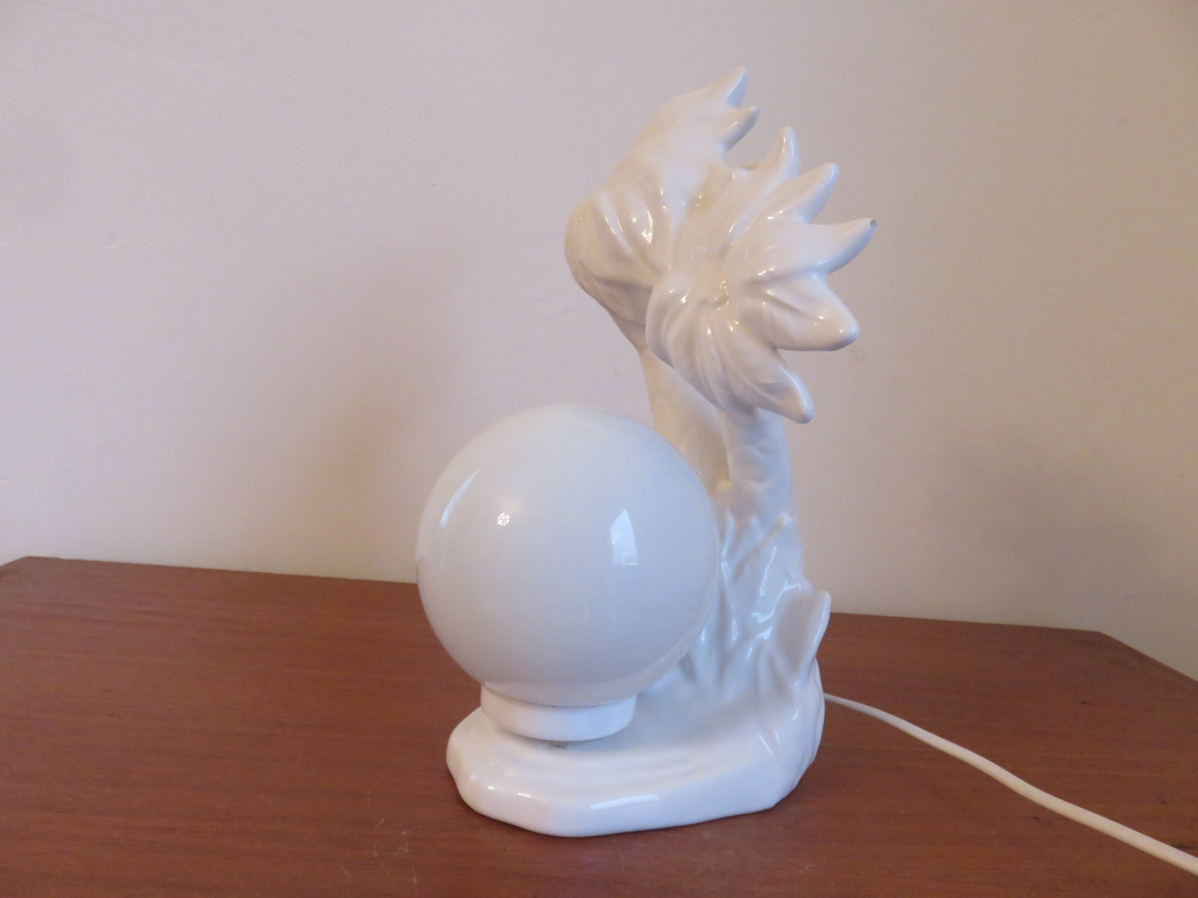 Lampe " palmier " en céramique blanche et boule opaline blanche des années 70 80