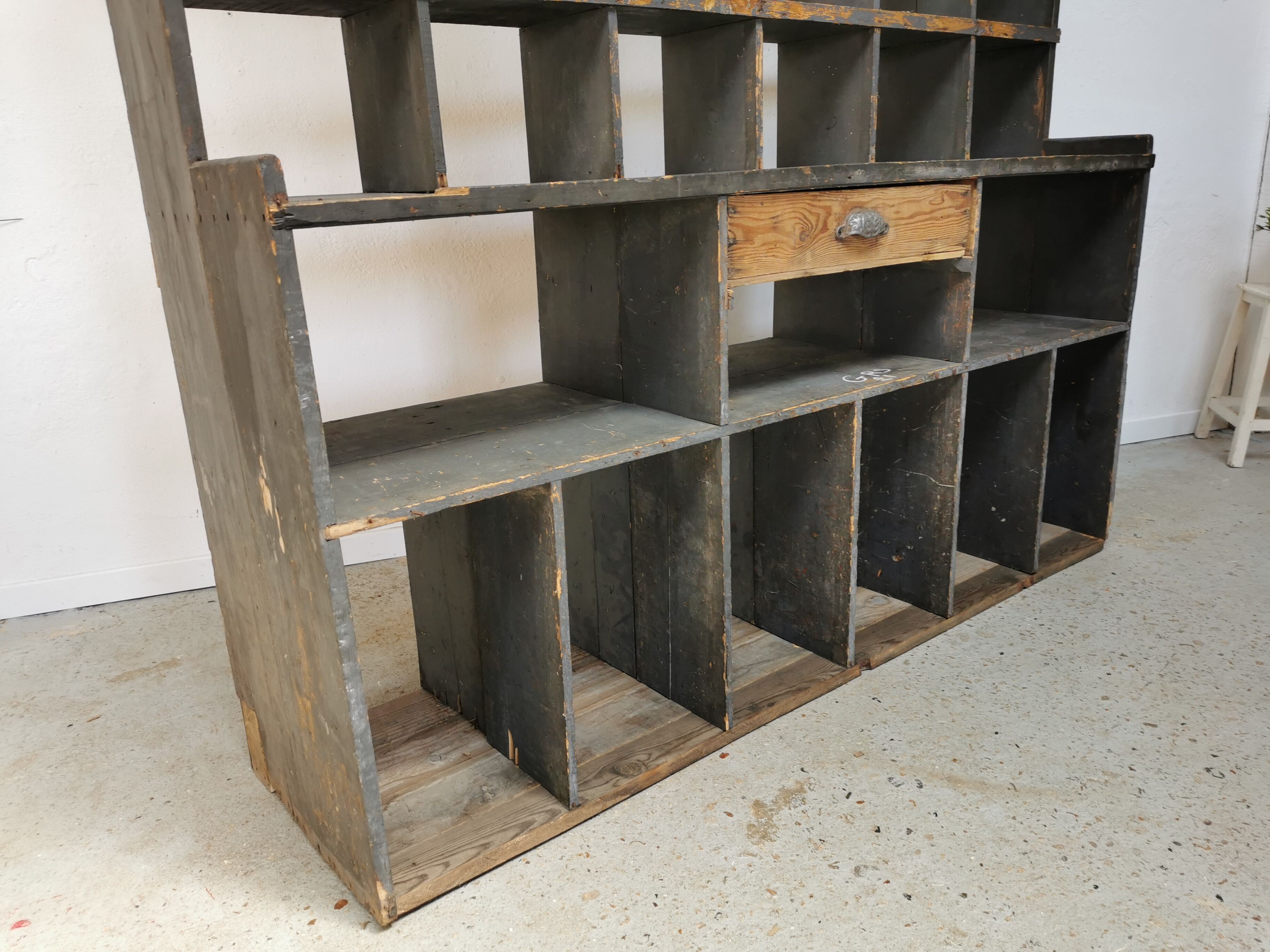 Meuble de métier à casiers bibliothèque