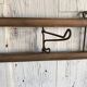 Porte-manteau mural antique en bois et fer marron, vers 1900, crochets pliants