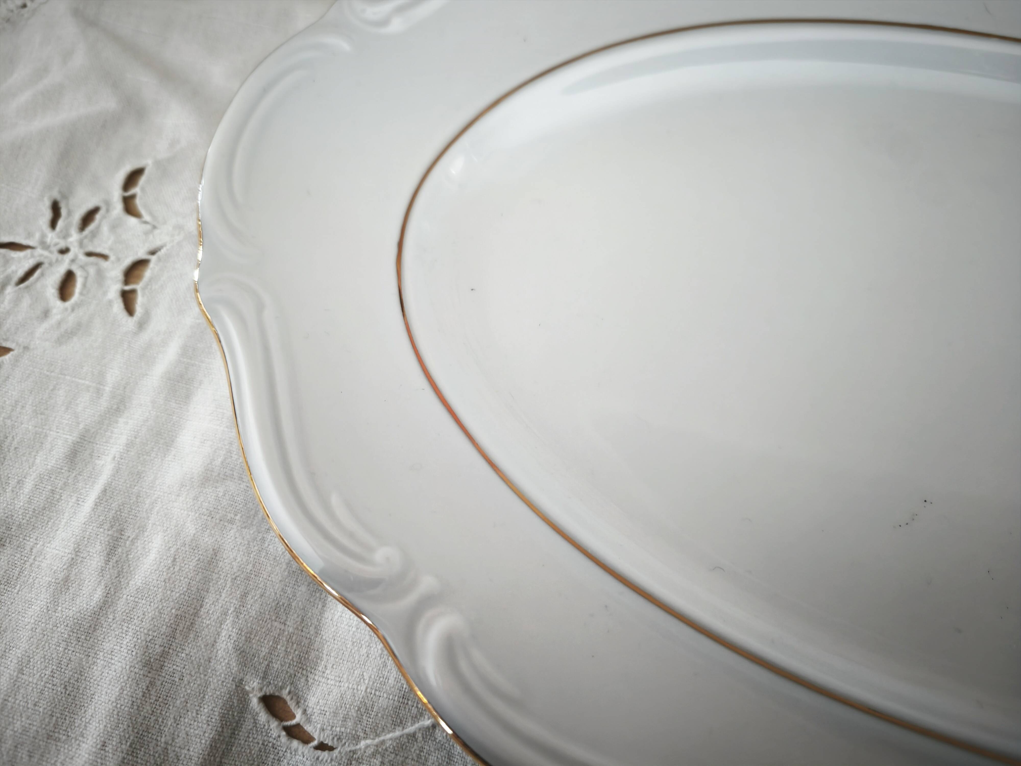 Oval porcelain plate with double gold line, hand-painted.