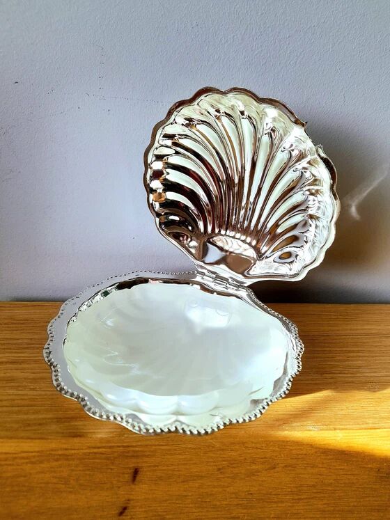 Shell-shaped butter dish in stainless steel