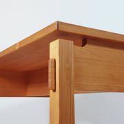 Table d'appoint en pin vintage méticuleusement fabriquée, pièce de maître.