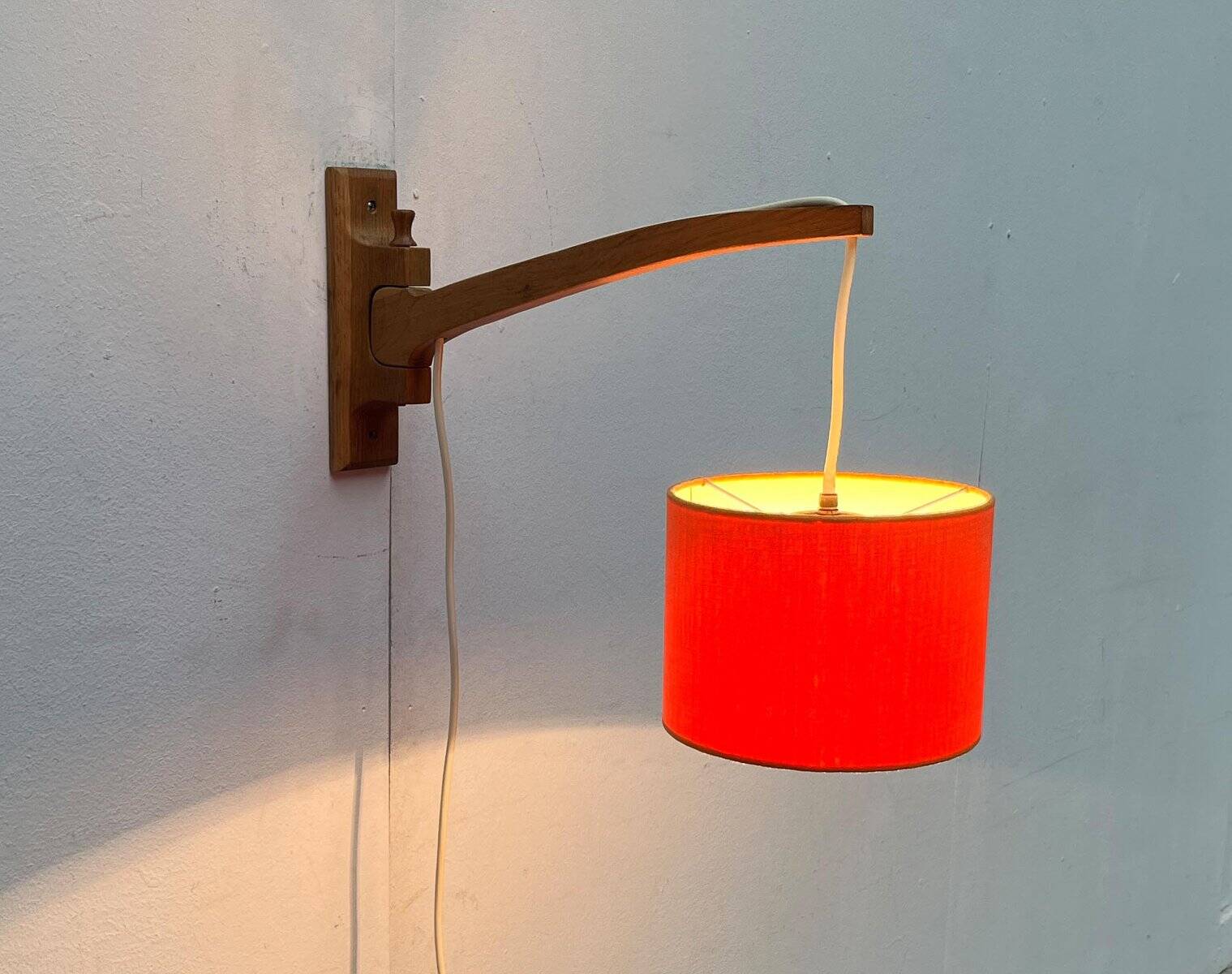 Mid-century cantilever wall lamp with a pivoting arm, 1960s.