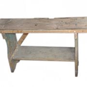 Petit banc de campagne marron en pin massif, de la période 1890-1919, style rustique.