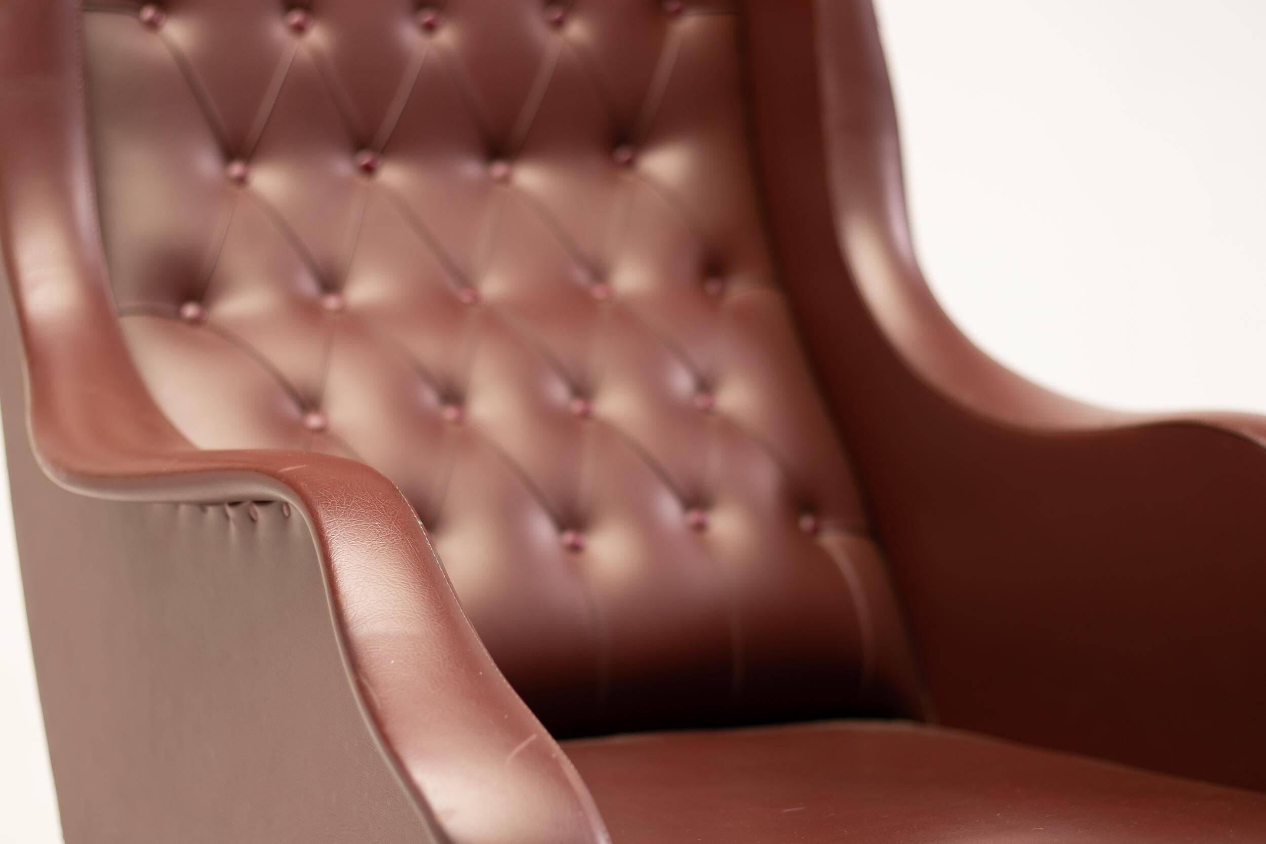 Italian reclining chaise longue from the 1950s in oxblood Naugahyde.