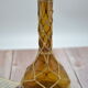Carafe ambrée avec osier et chainette dorée