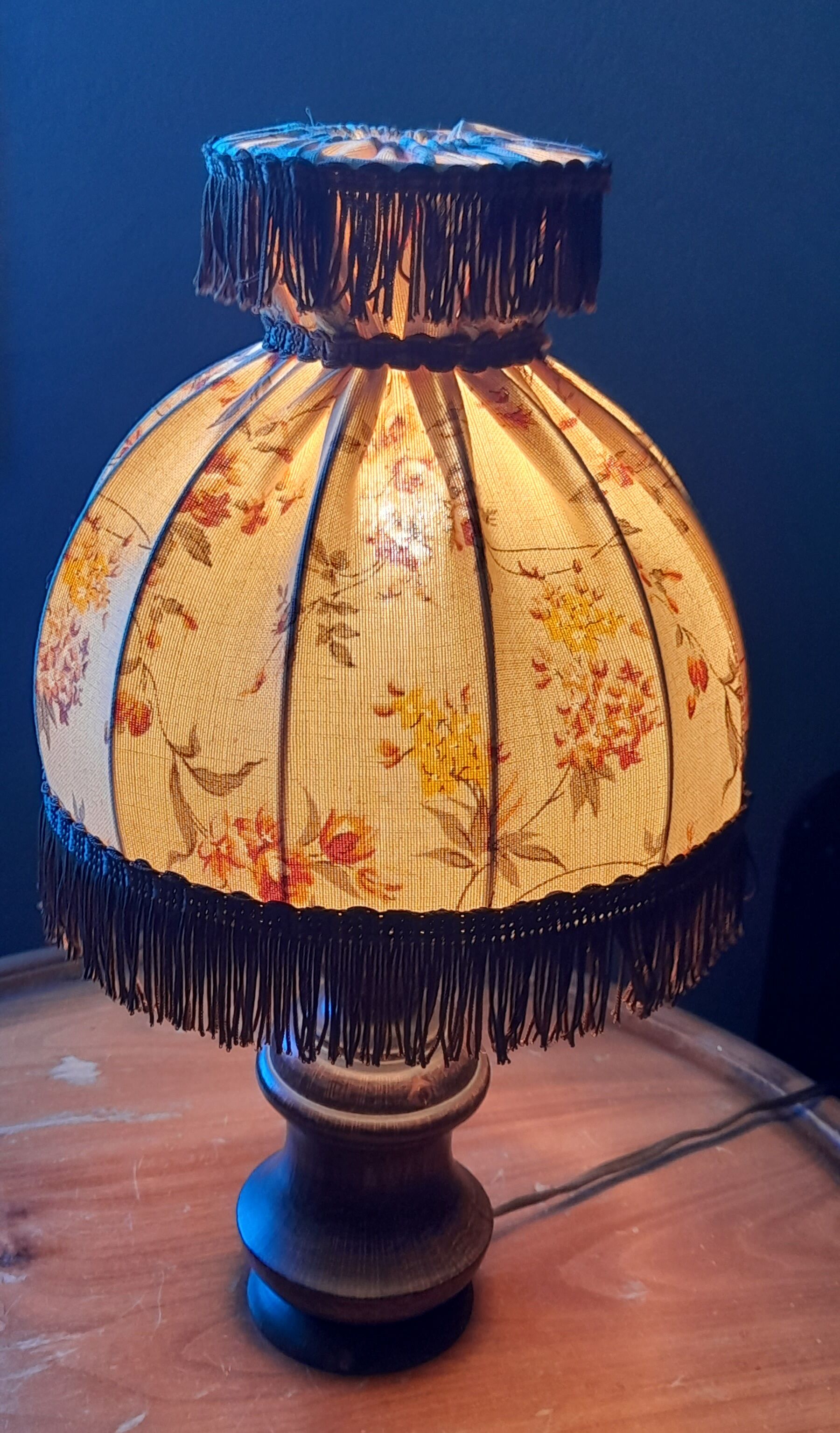 Lampe de chevet bois tourné abat jour dôme écru fleurs et marron, rustique & romantique, années 50