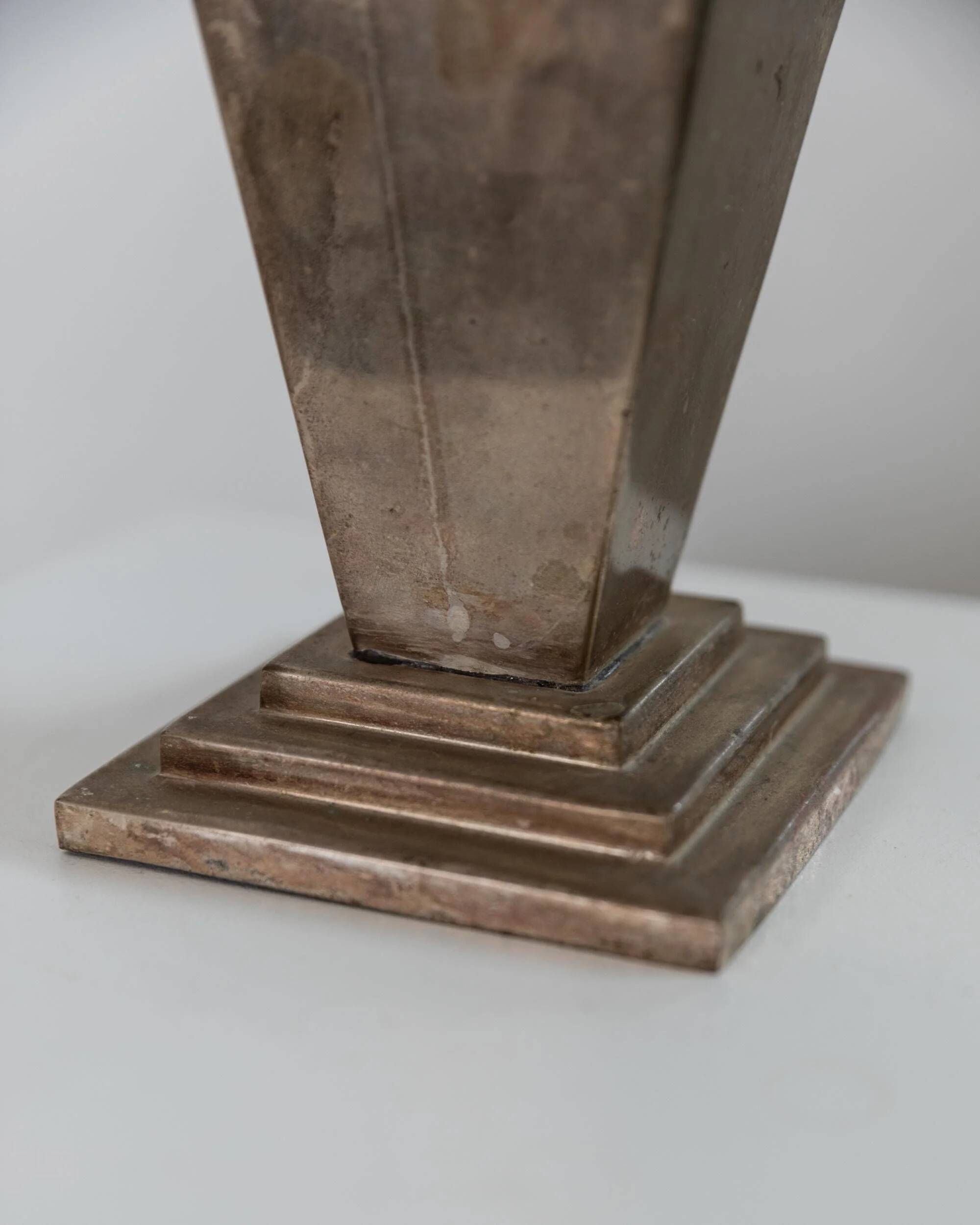 Vase pyramidal vintage en métal argenté des années 1980