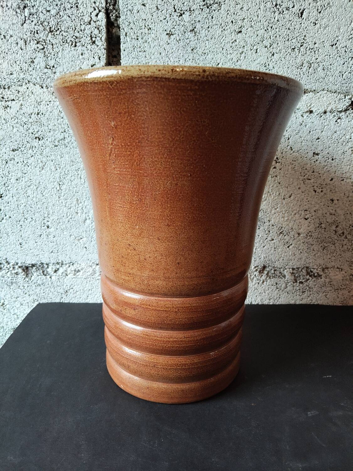 Vase en grès émaillé brun – fabrication française – XXᵉ siècle