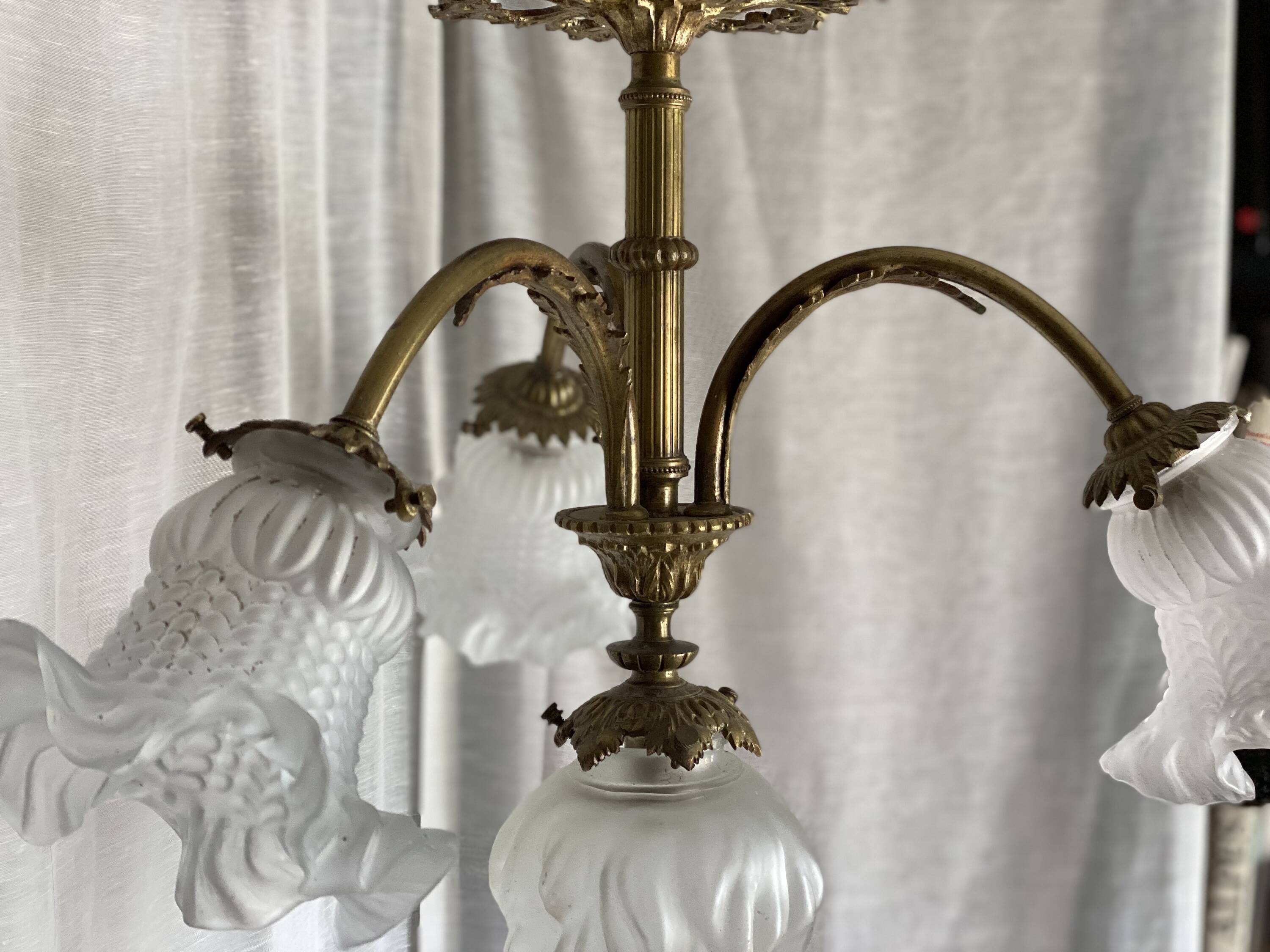 Fine gilded bronze lustre from the late 19th century.