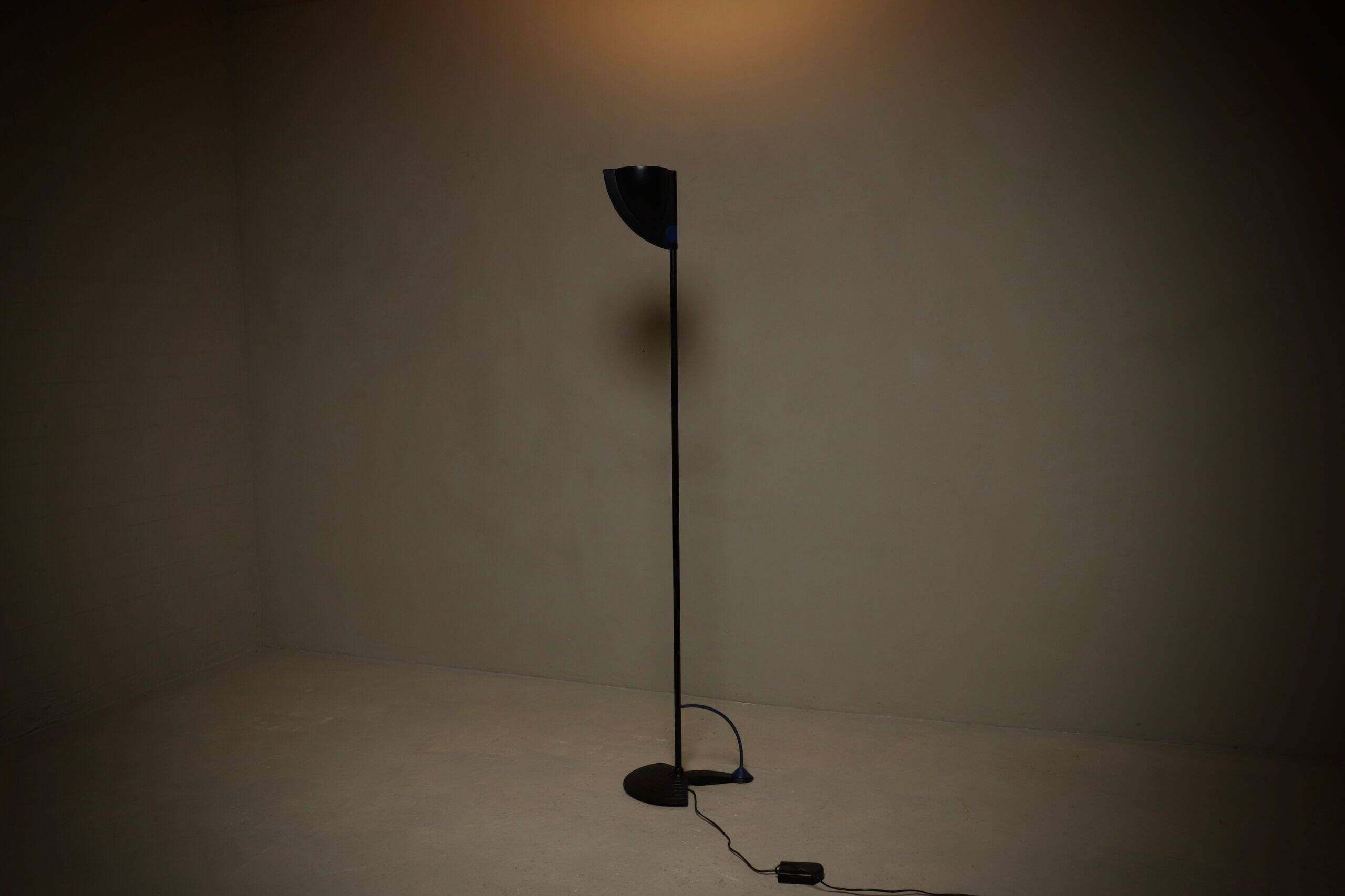 Lampe de sol italienne postmoderne des années 1980