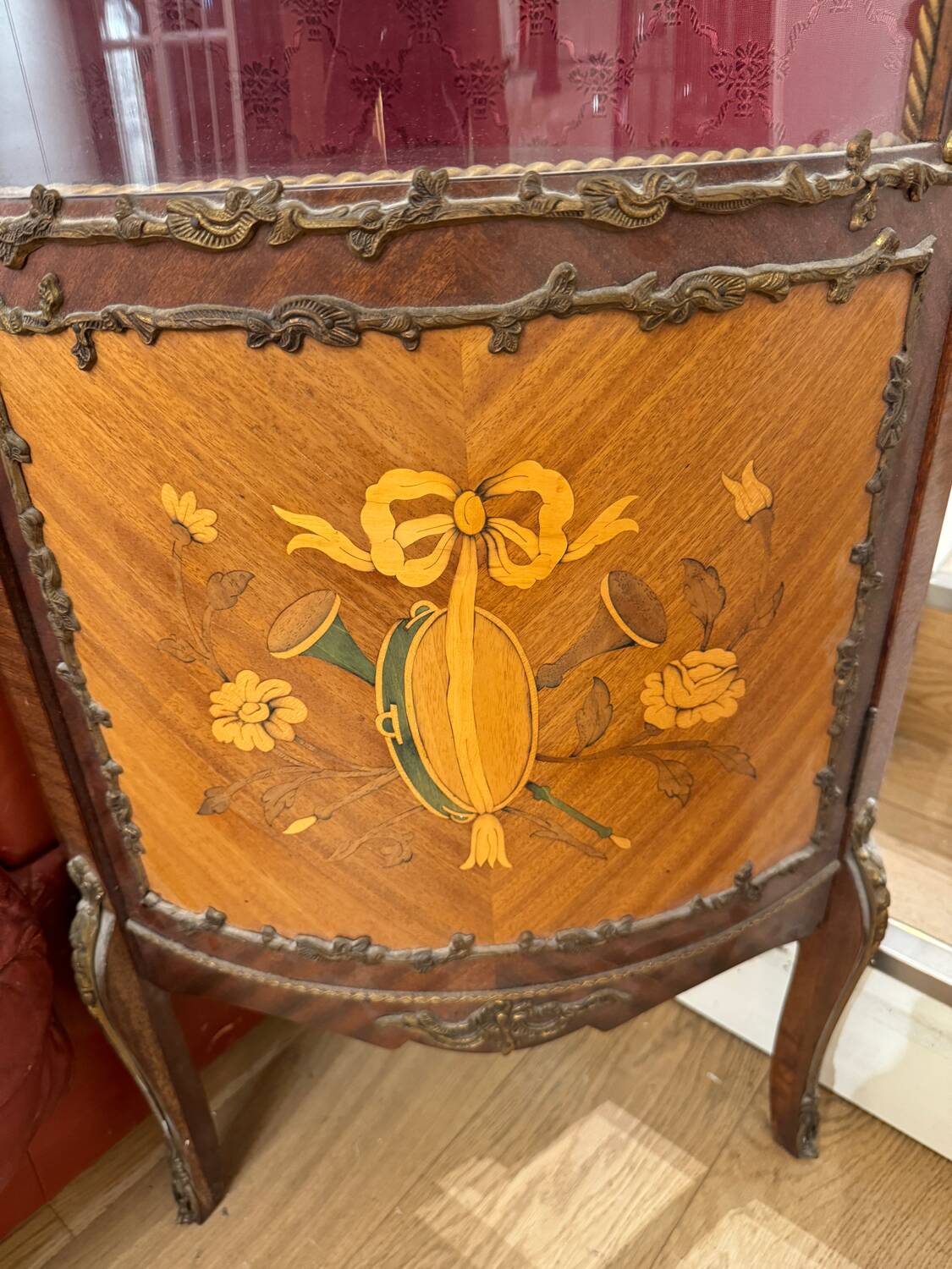 Corner display case in wood veneer with musical instrument marquetry