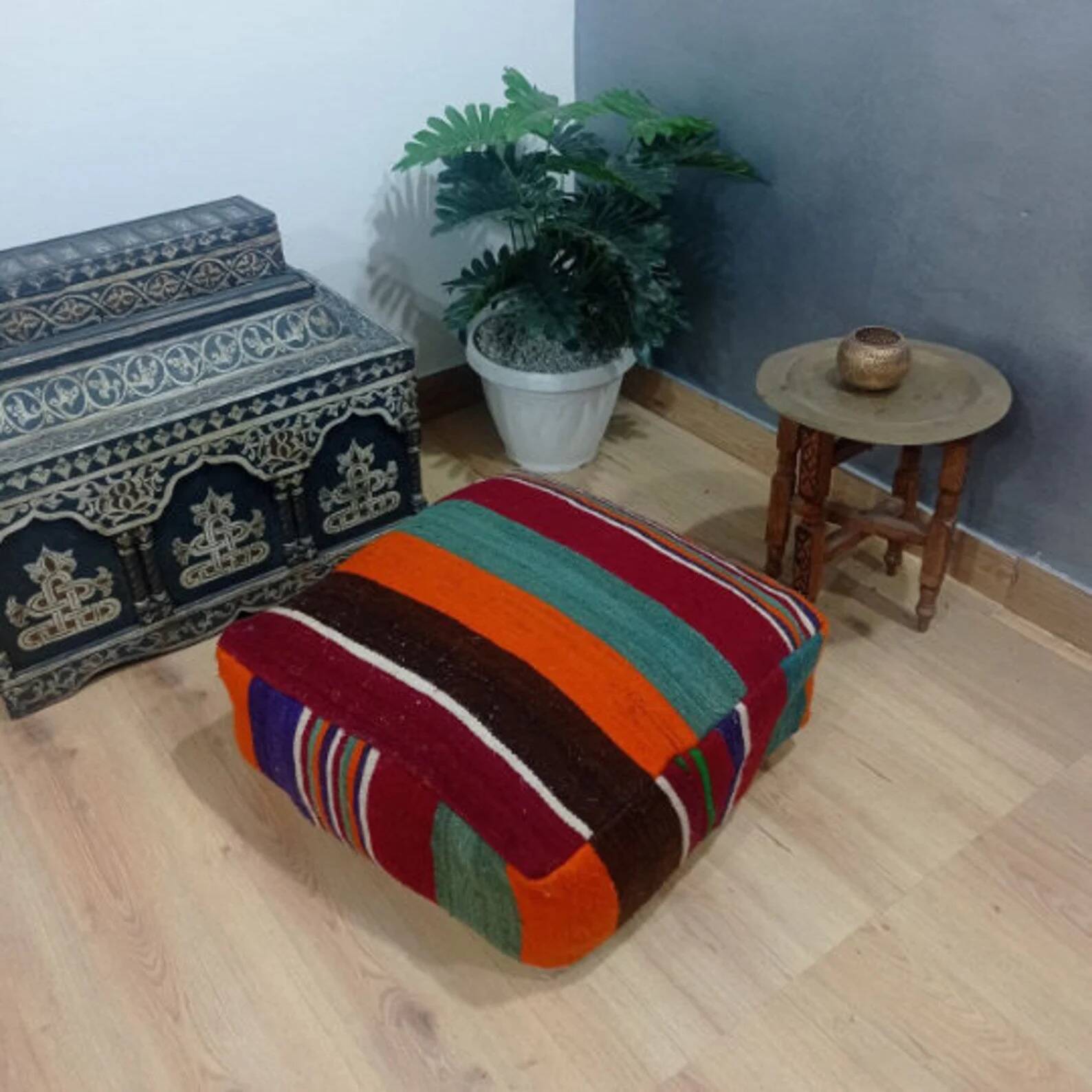 Handmade Berber pouf in wool 60 X 60 X 20 CM