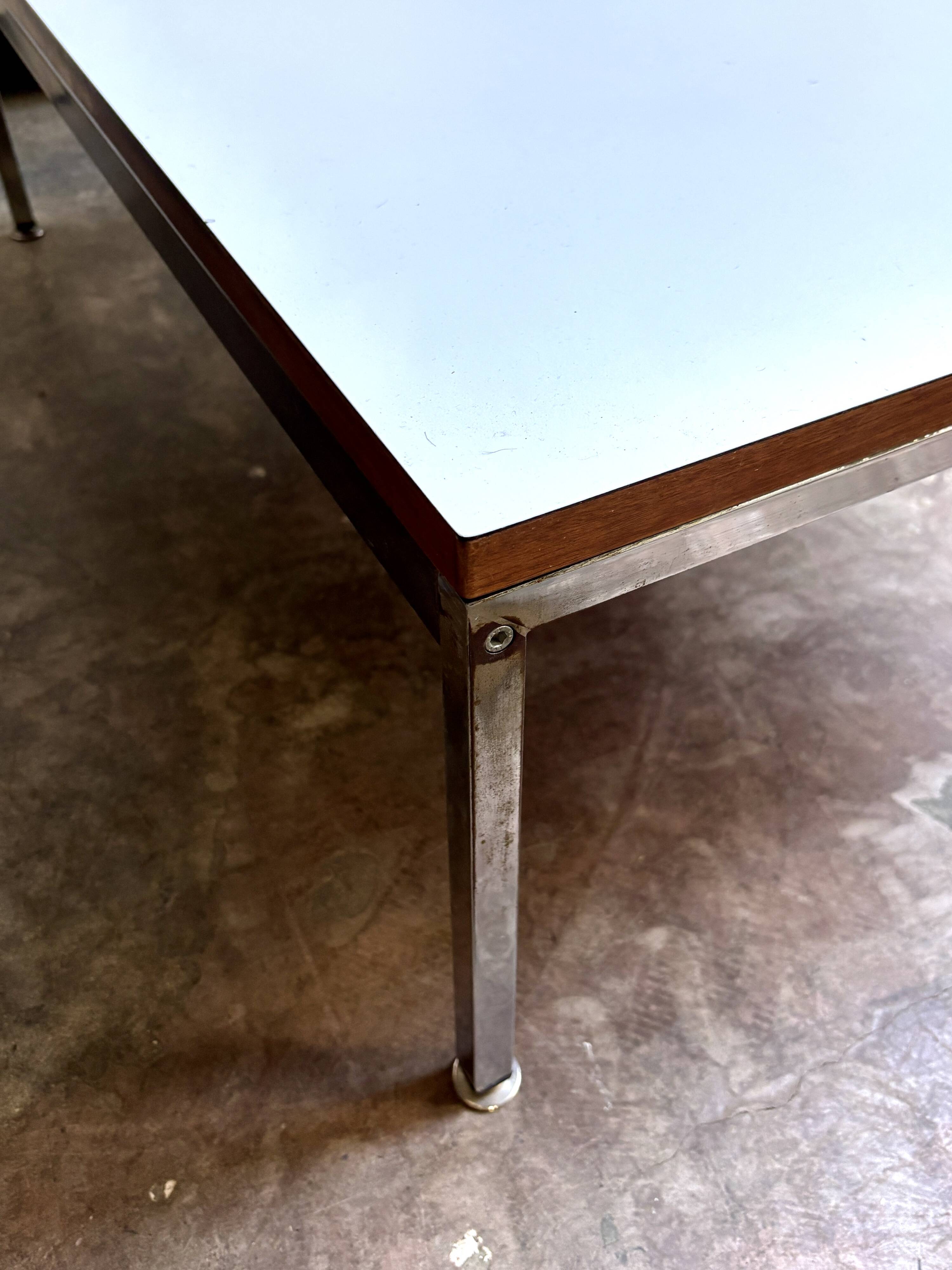 Table basse en mélaminé blanc et acier chromé