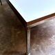 Table basse en mélaminé blanc et acier chromé