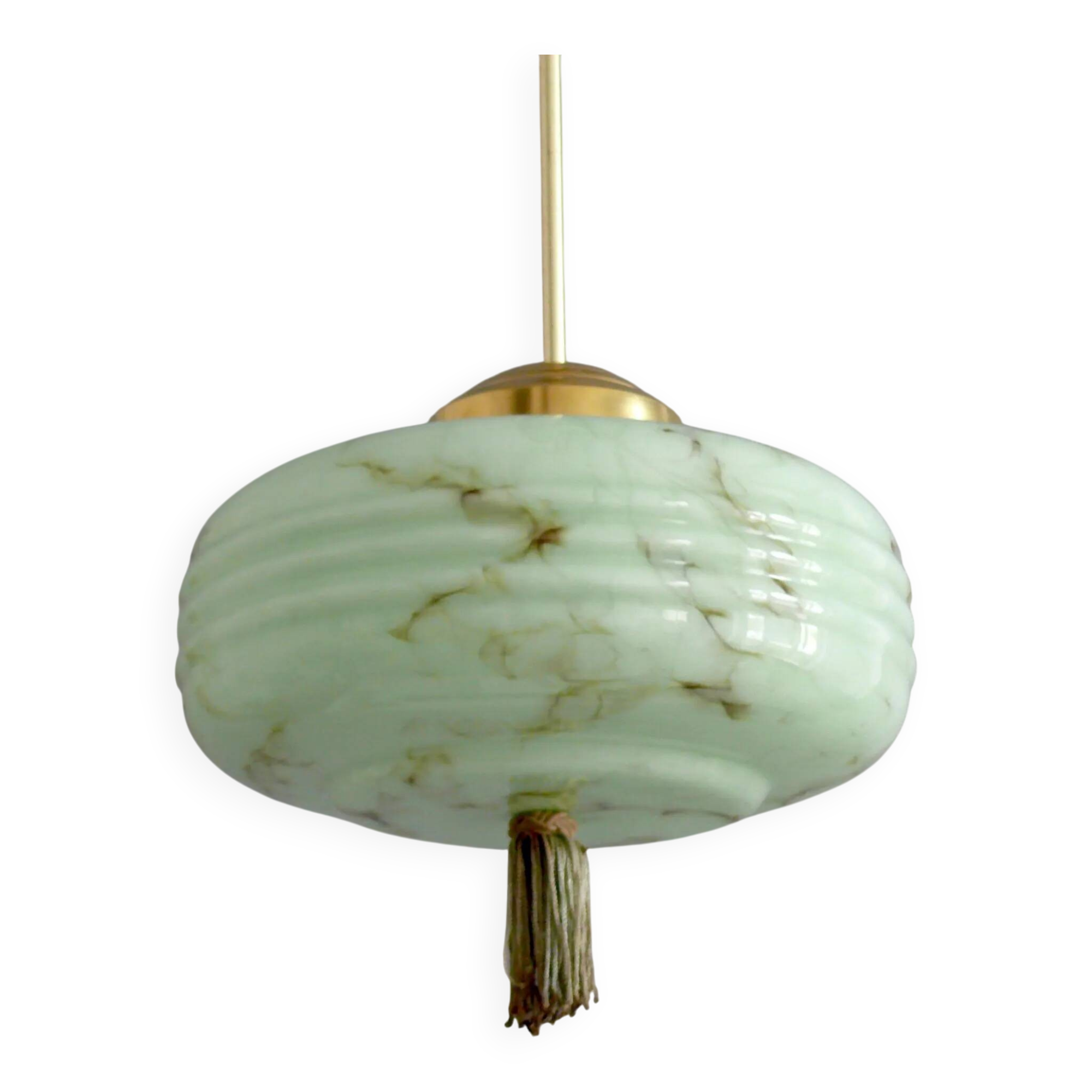 Lampe à pendentif Art Déco avec suspension en laiton et abat-jour en verre marbré.