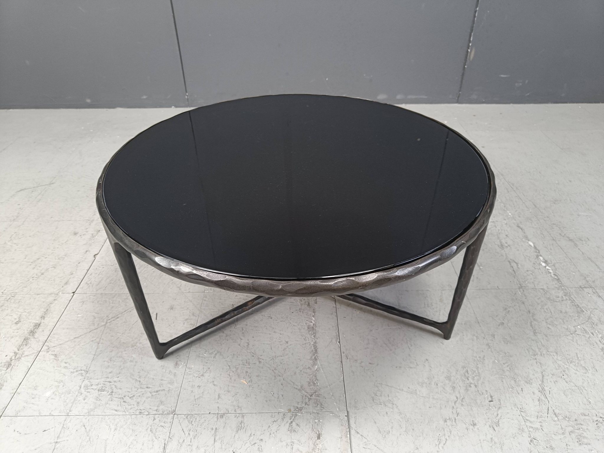 Table basse brutaliste en acier sculpté, années 1970