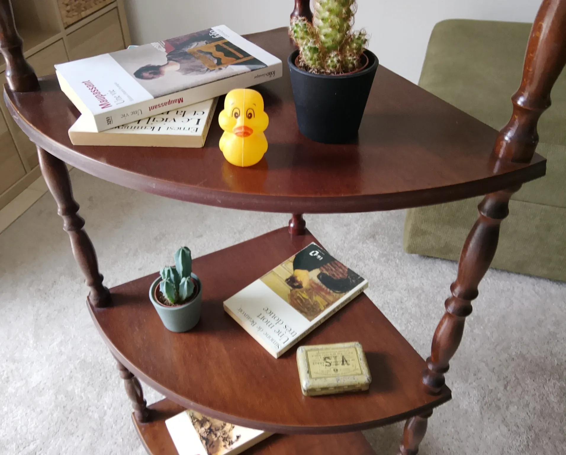 Vintage corner shelf from the 70s/80s.