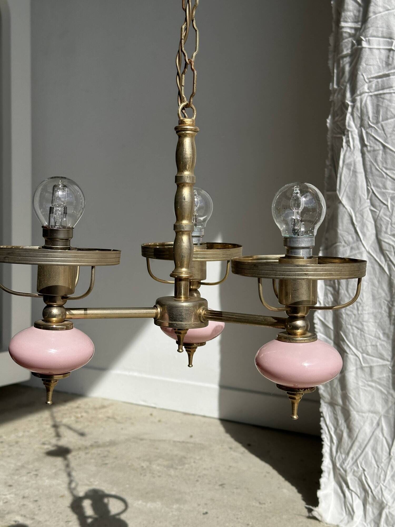 Petit lustre rose et doré à 3 bras de lumières