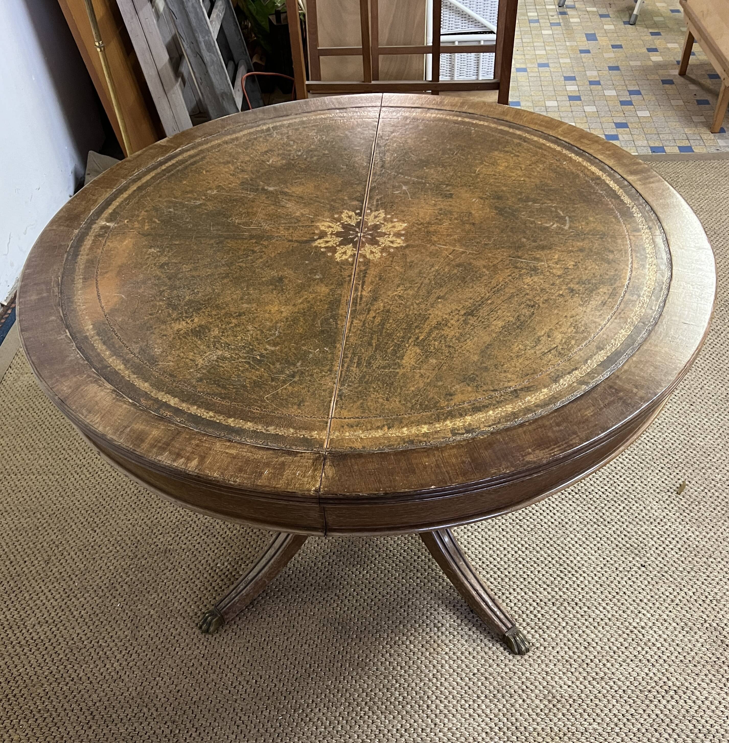 Empire style round table "Lion's Paws"