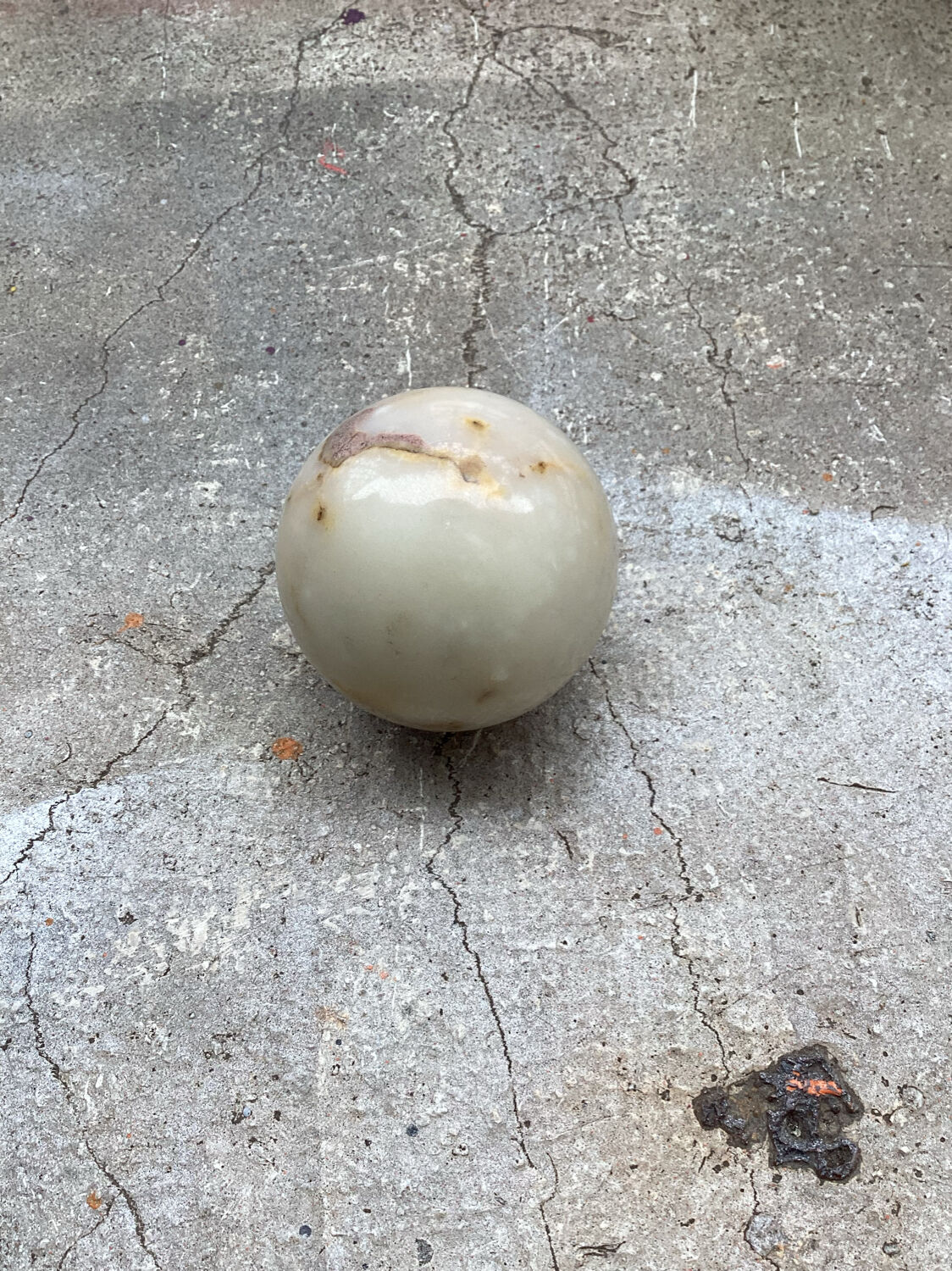 Sphère en marbre blanc