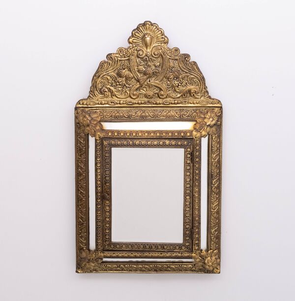 Miroir suspendu en laiton néerlandais ancien orné en repoussé pour cabinet d'entrée