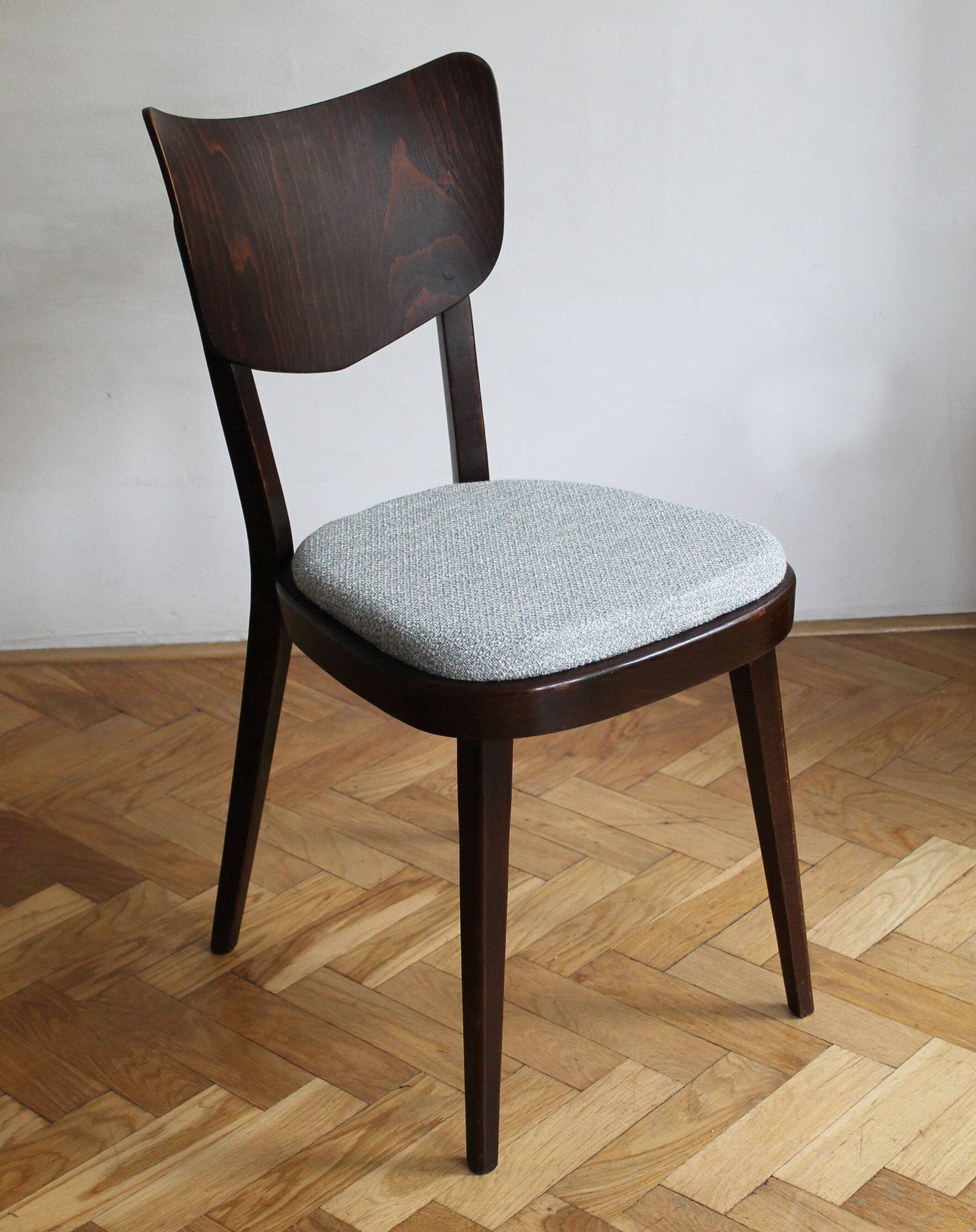 Ensemble de quatre chaises de salle à manger du milieu du siècle des années 1960 par TON