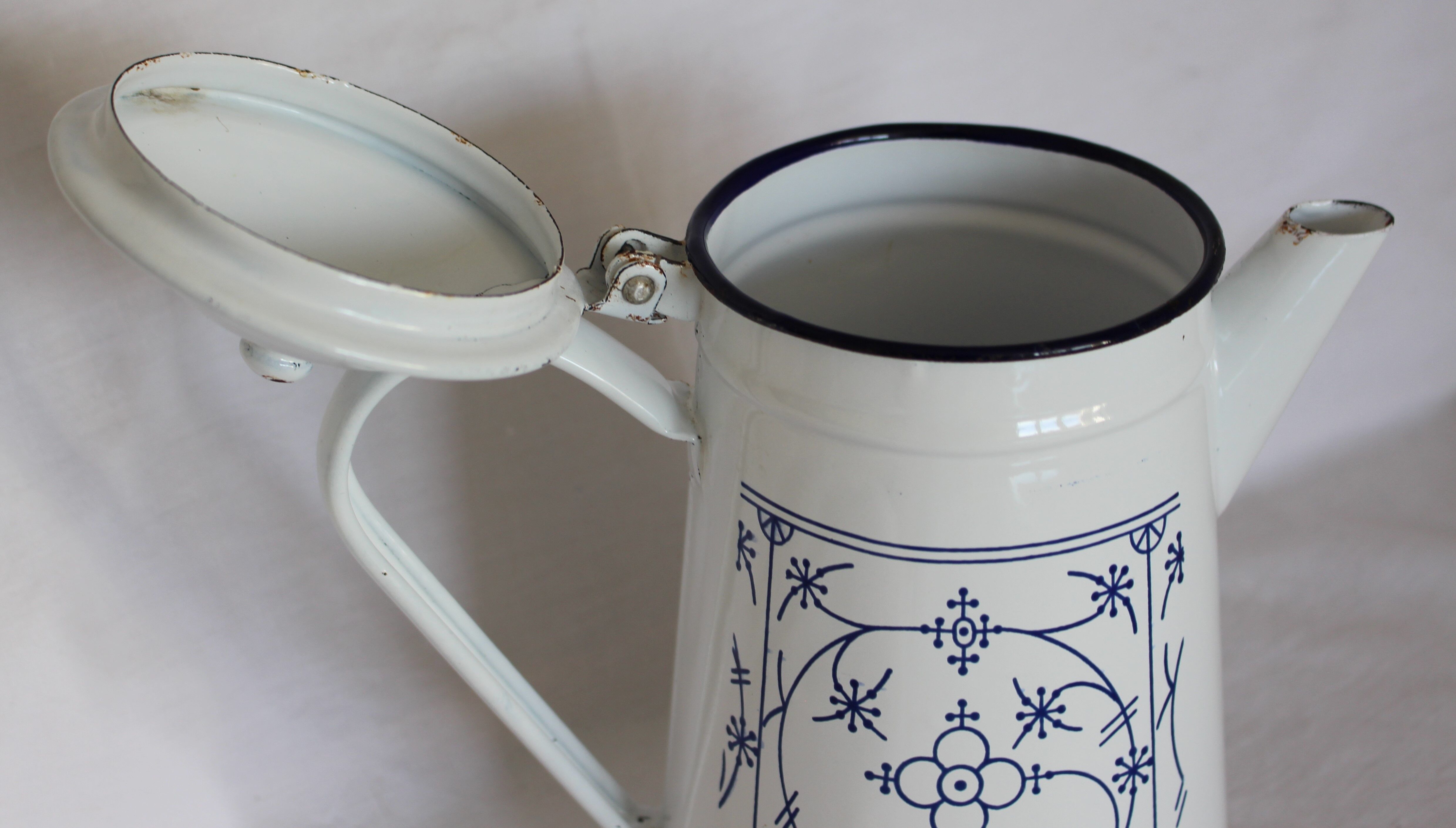 Enamelled metal coffee maker
