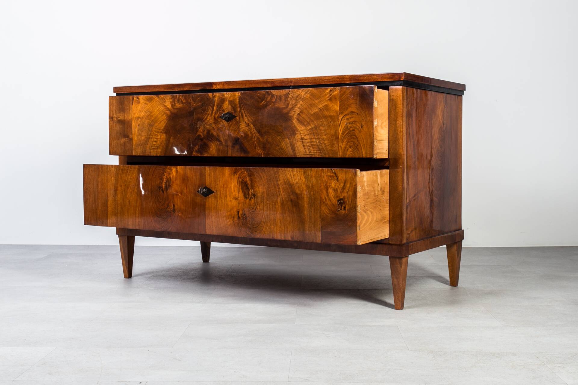 Commode allemande en noyer du XIXe siècle – Entièrement restaurée, vernis à l'ancienne