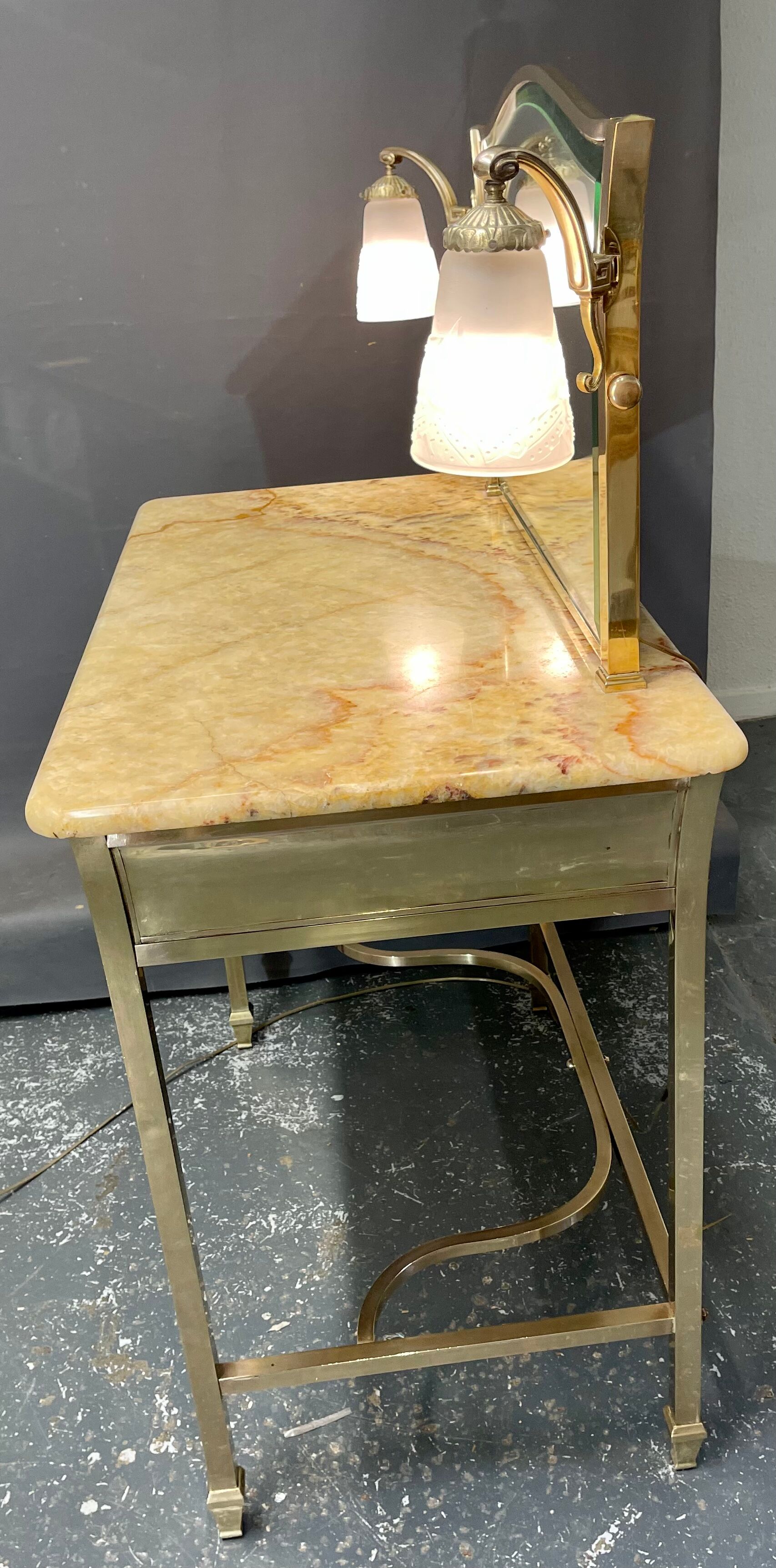 Coiffeuse années 20/30 en laiton dessus marbre ,verrerie muller