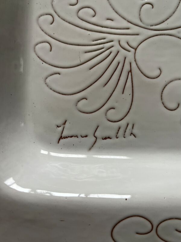 Vide poche en céramique émaillée blanche à décors de deux coq se faisant face