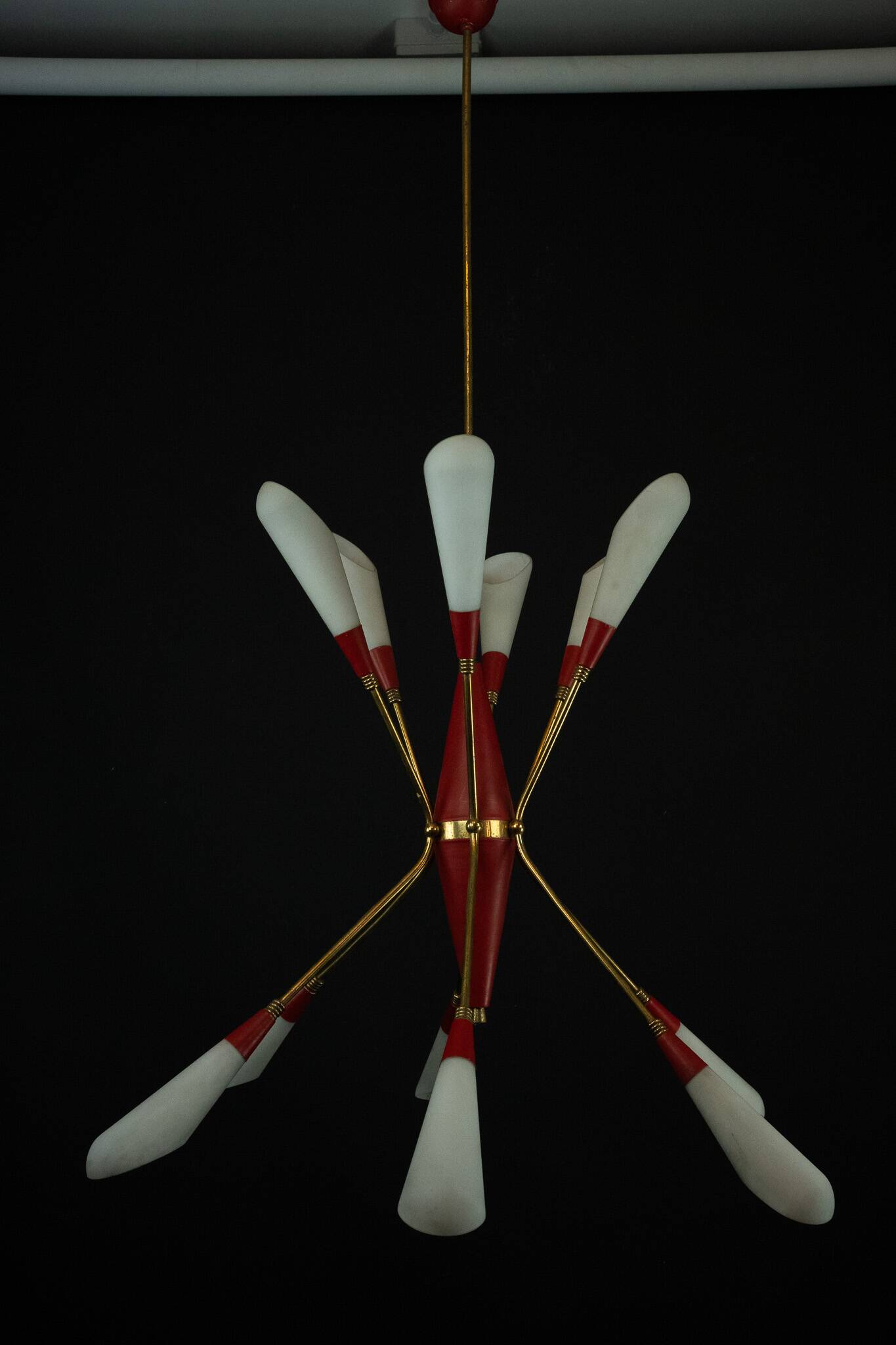 Mid-Century 12 lights chandelier in the manner of Stilnovo. Italy 1950s