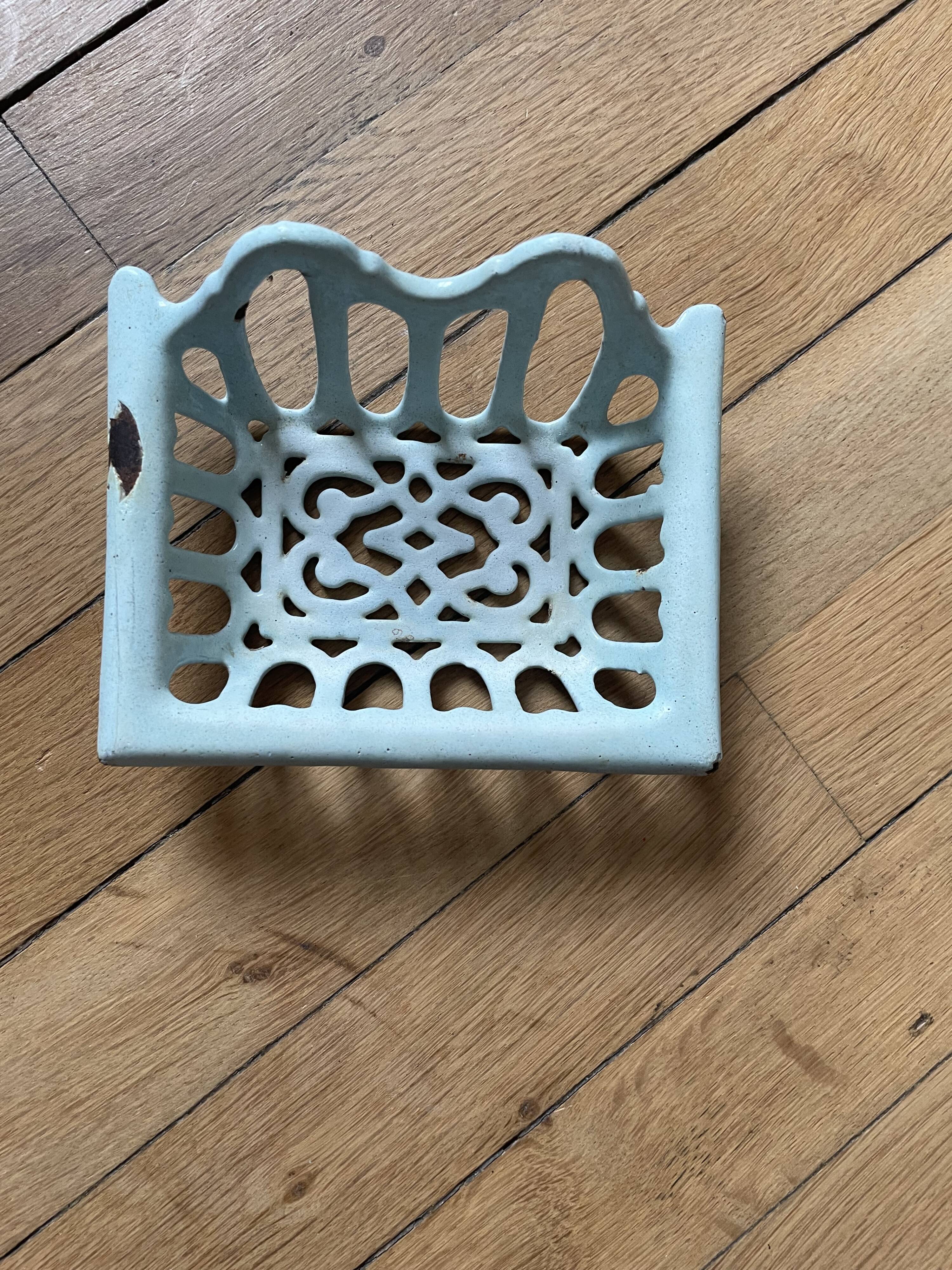 Vintage soap dish 250904