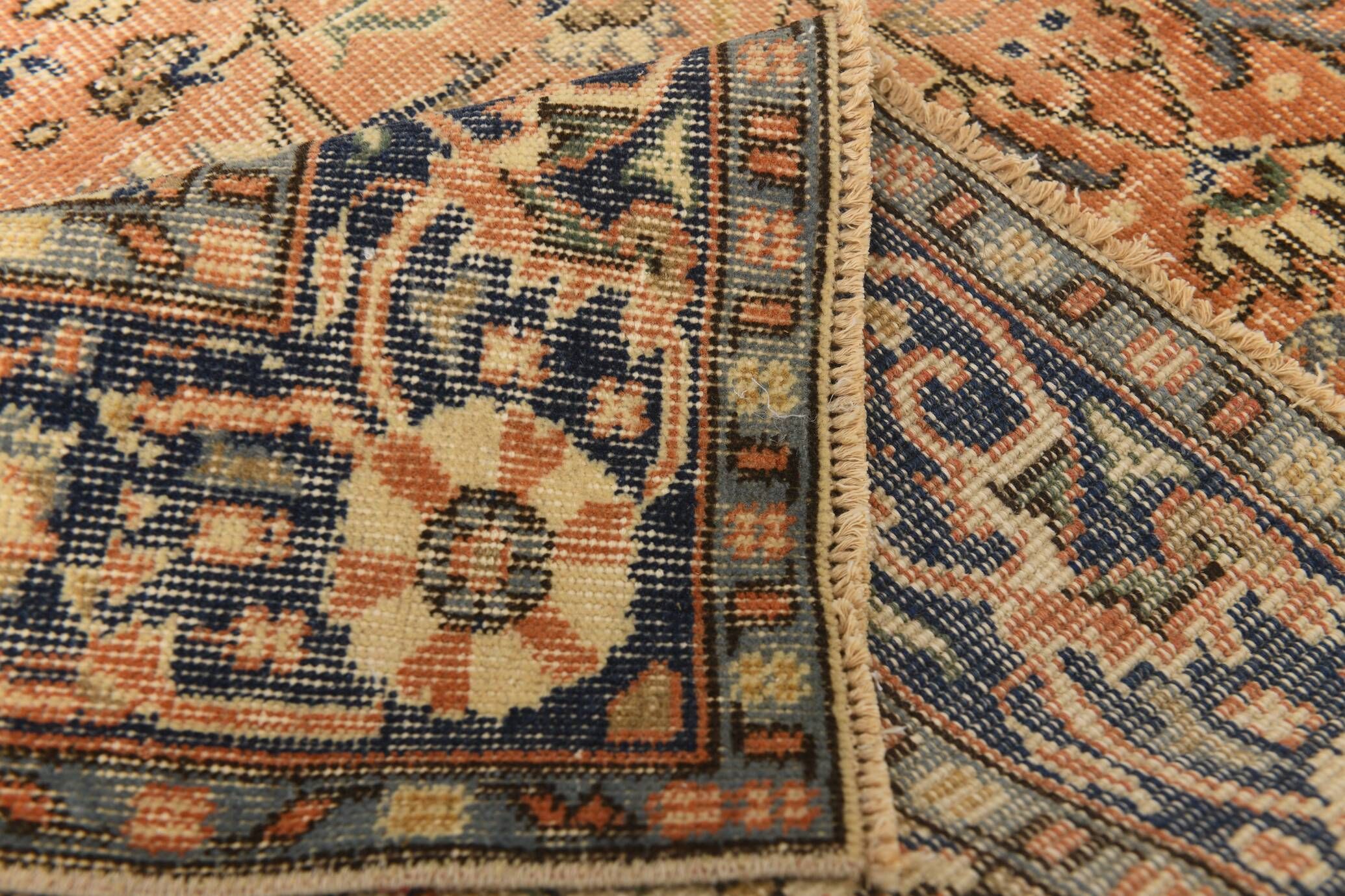 Vintage Turkish rug in red and beige with floral medallion, 199 × 288 cm