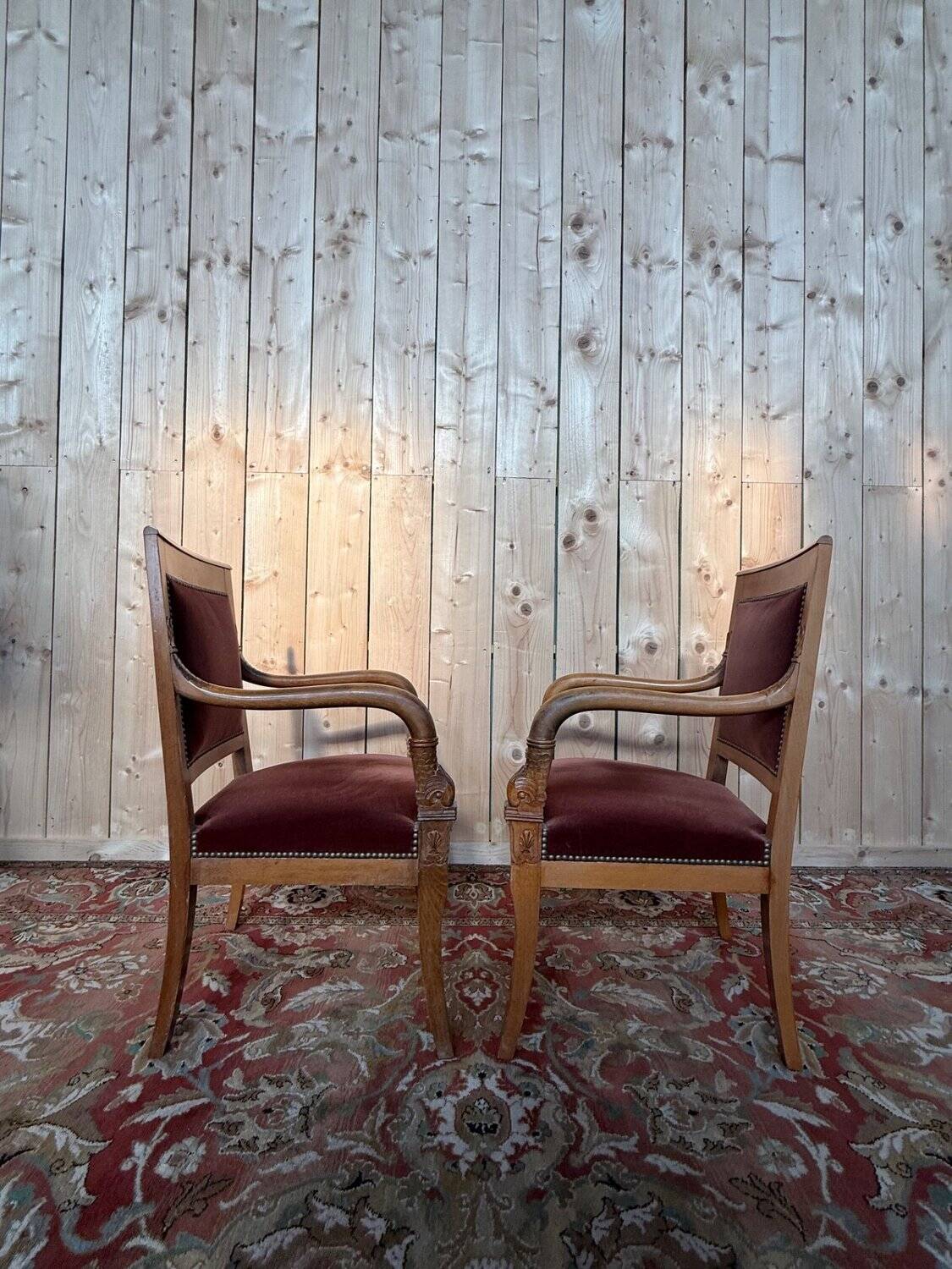 Paire de fauteuils style Empire – Accoudoirs dauphins – Hêtre et velours