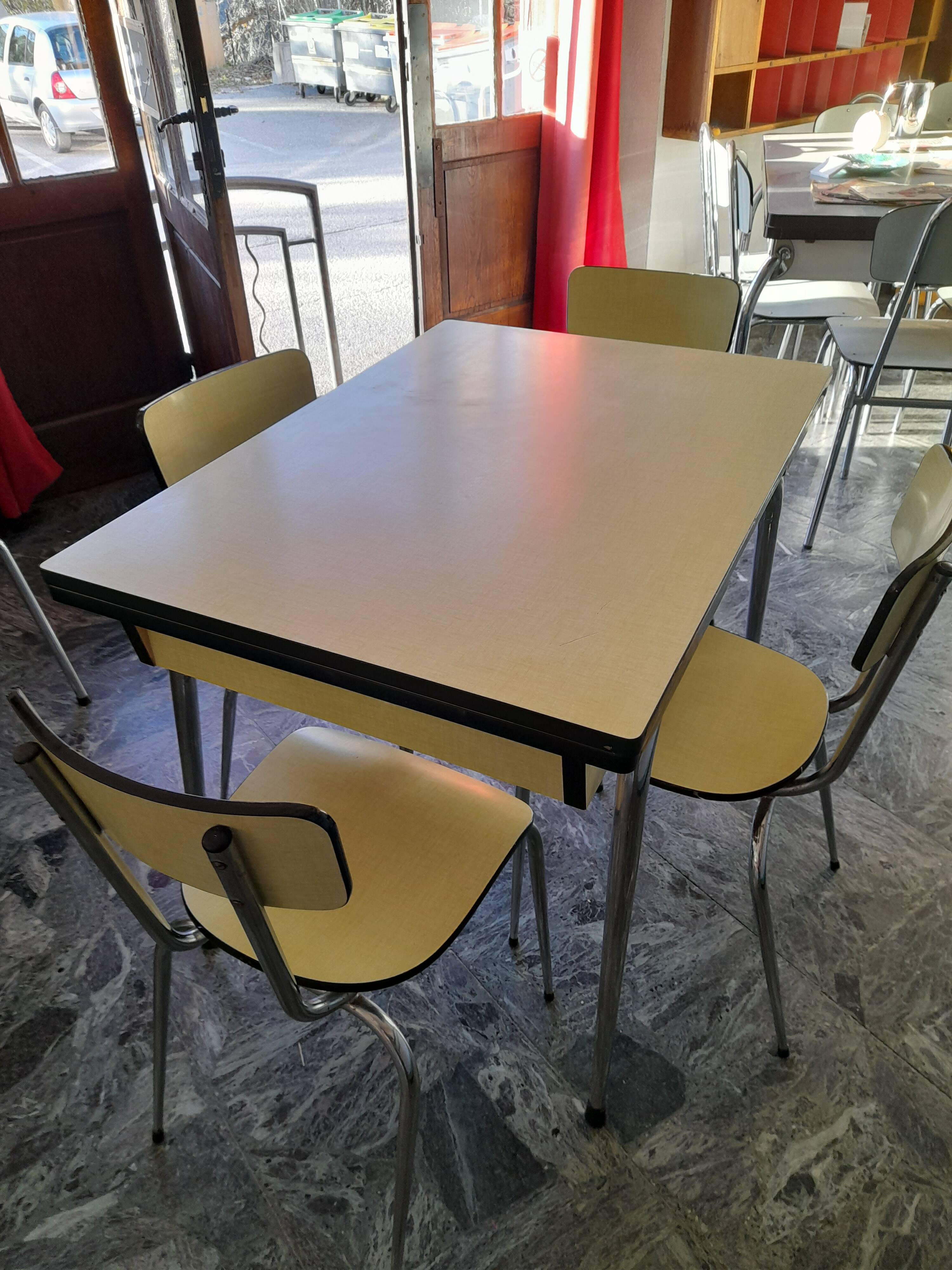 Table + “Formica” type chairs