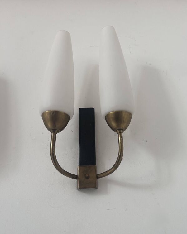 Paire d'applique double vintage, laiton et opaline, France 1950