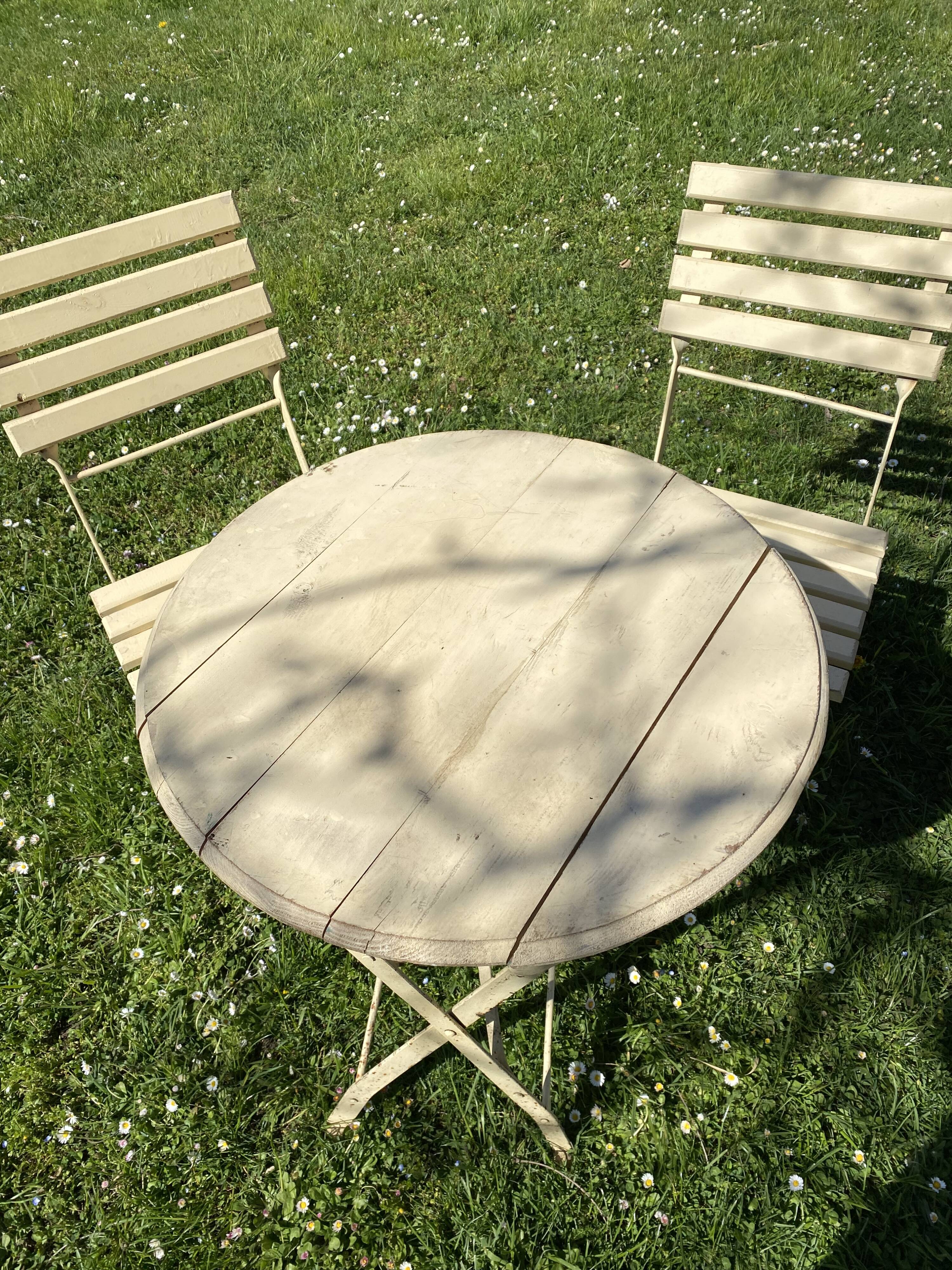 Table et 2 chaises de jardin en métal et bois beige marquées "Bistrot Paris"