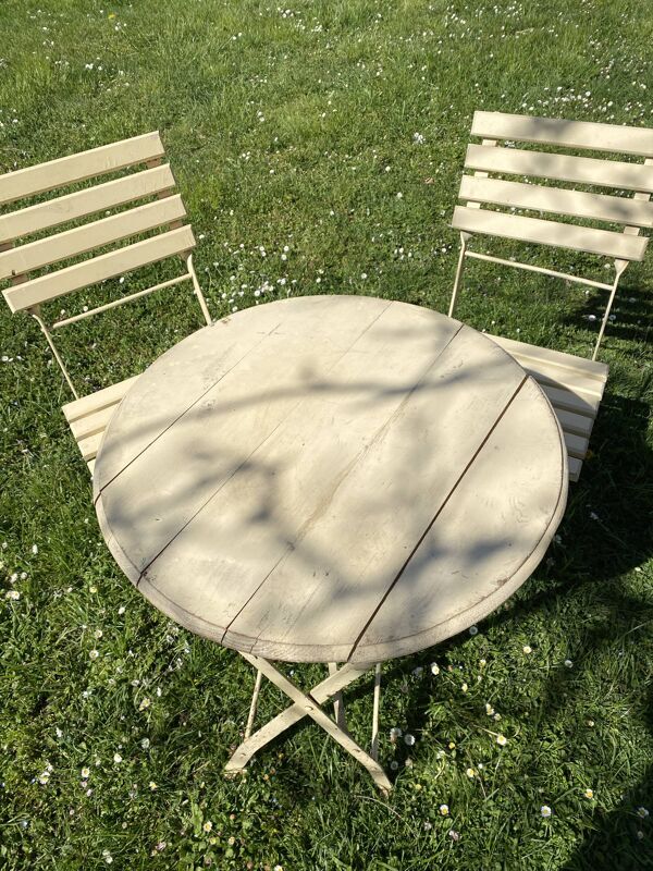 Table et 2 chaises de jardin en métal et bois beige marquées ''Bistrot Paris