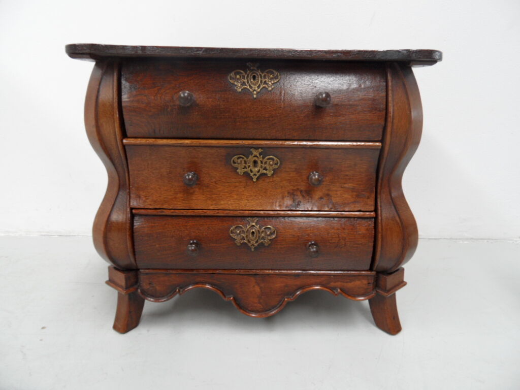 Commode miniature antique en chêne