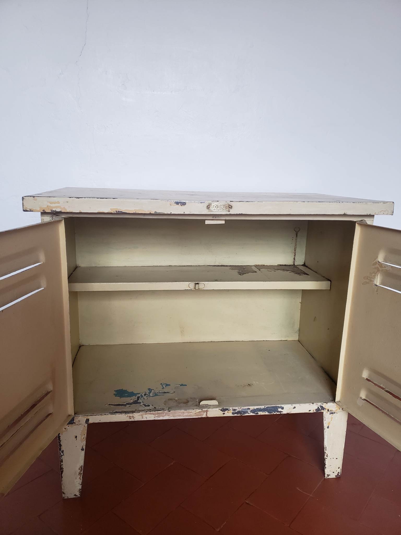 Low metal grunge cabinet