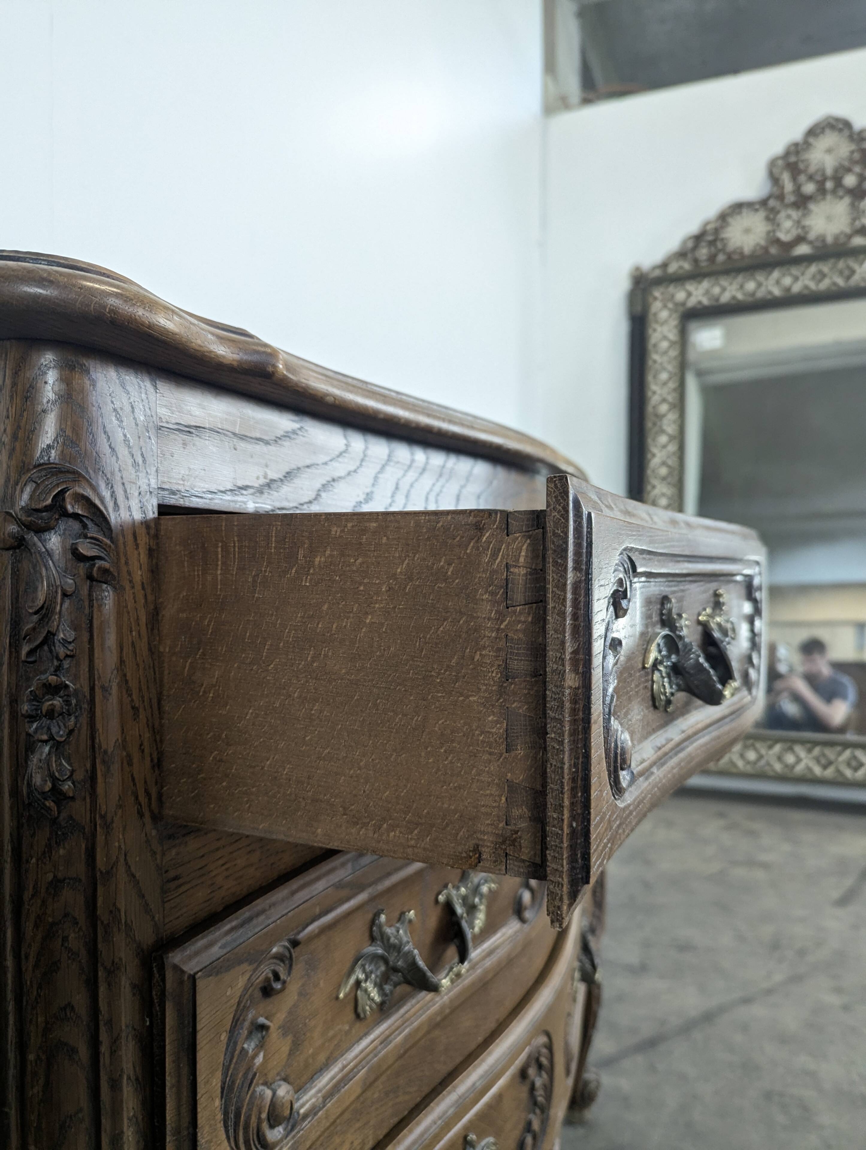 Commode néo rustique galbée richement sculptée