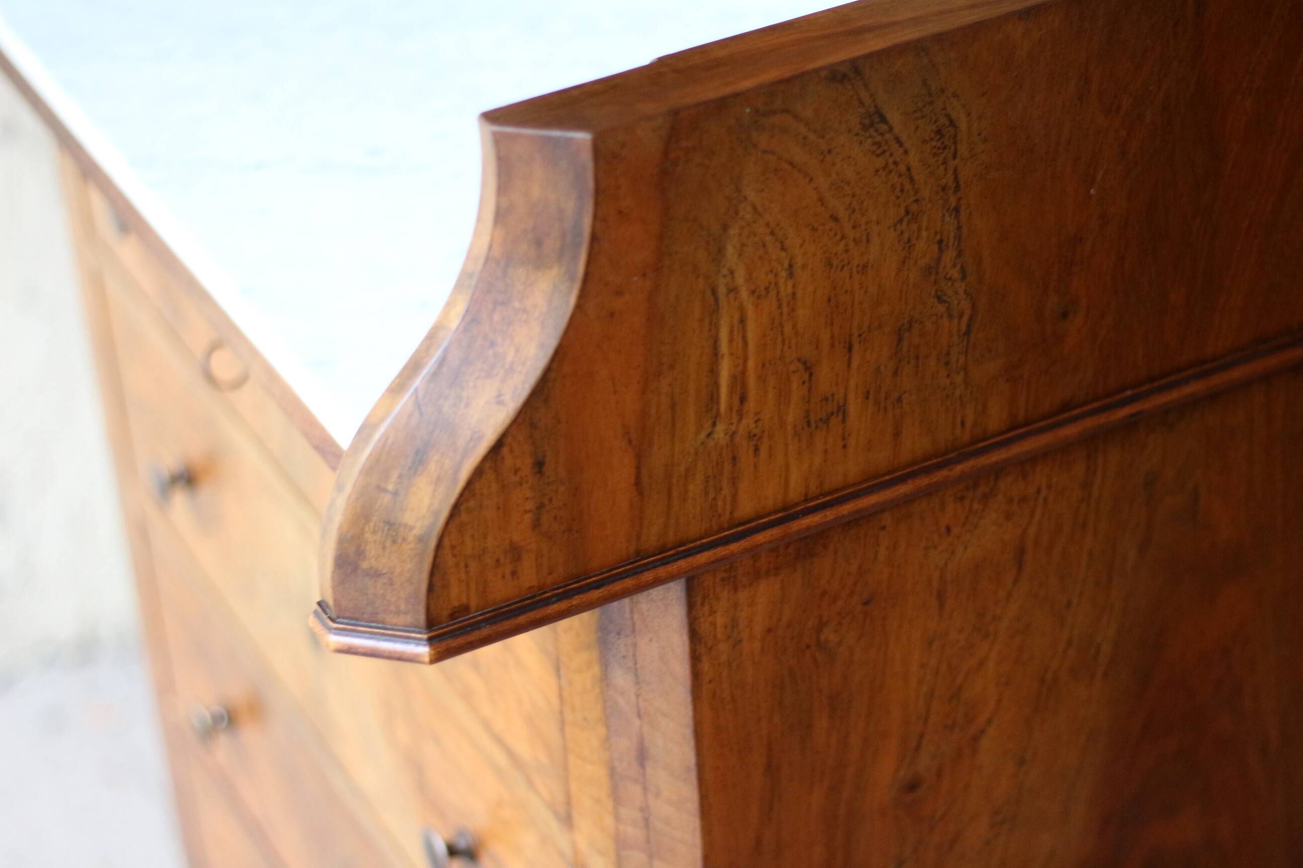 Classy dressing table in mahogany burl (19th century).
