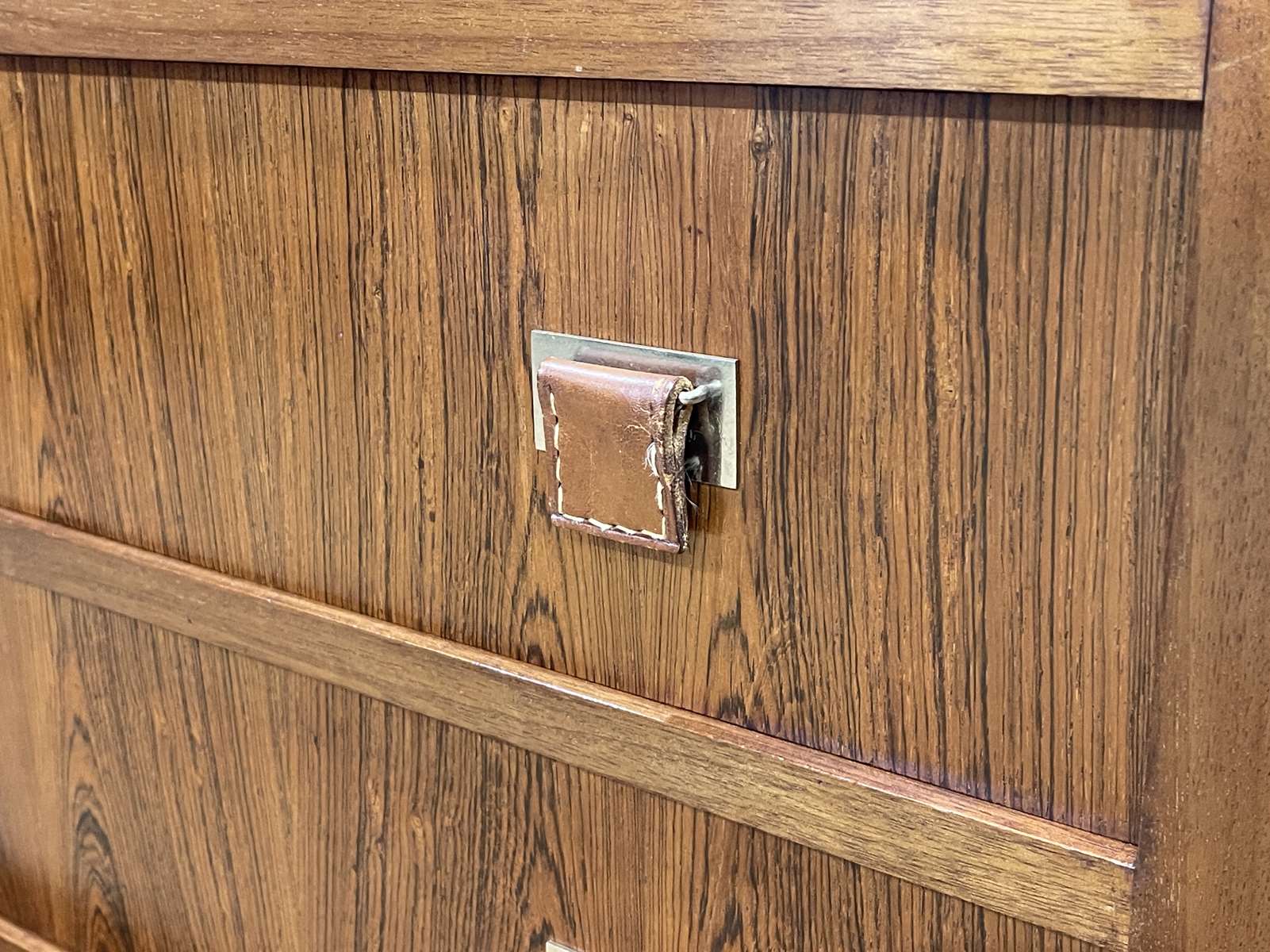 60s showcase in rosewood, mahogany and leather handles