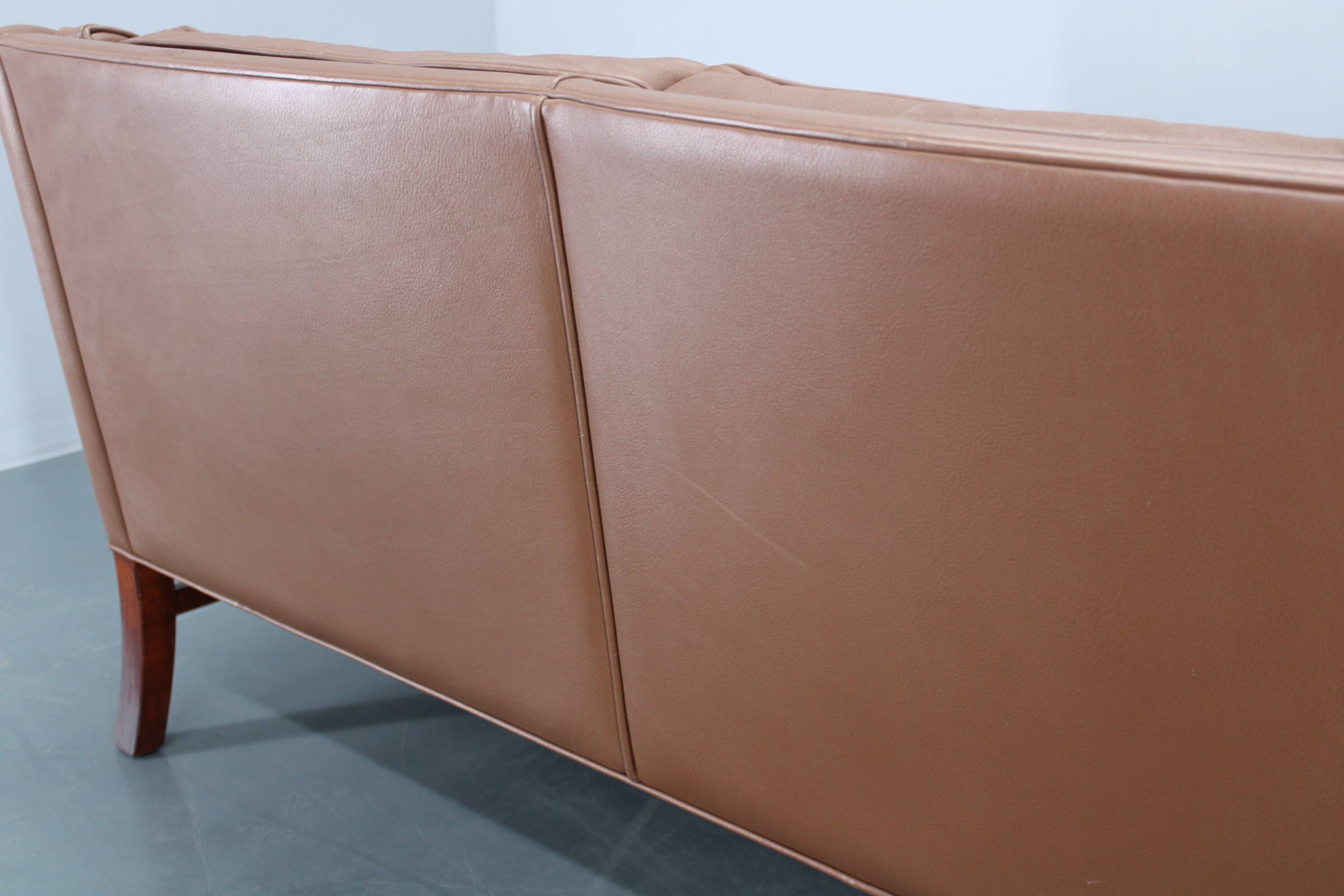 Canapé 3 places danois des années 1970 en cuir marron avec structure en hêtre